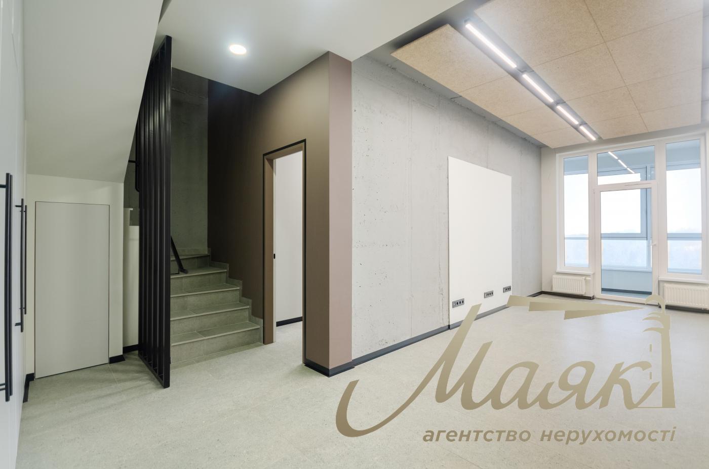 Office for rent 172m2 in Vladimirsky Residential Complex at 109 Antonovicha Street.