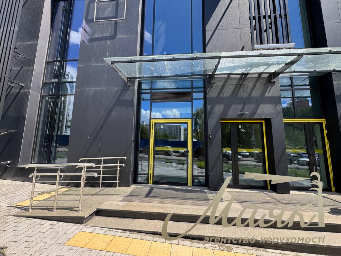 Rent of façade premises 155 m2 in TRIIINITY residential complex, st. Barbusse Henri