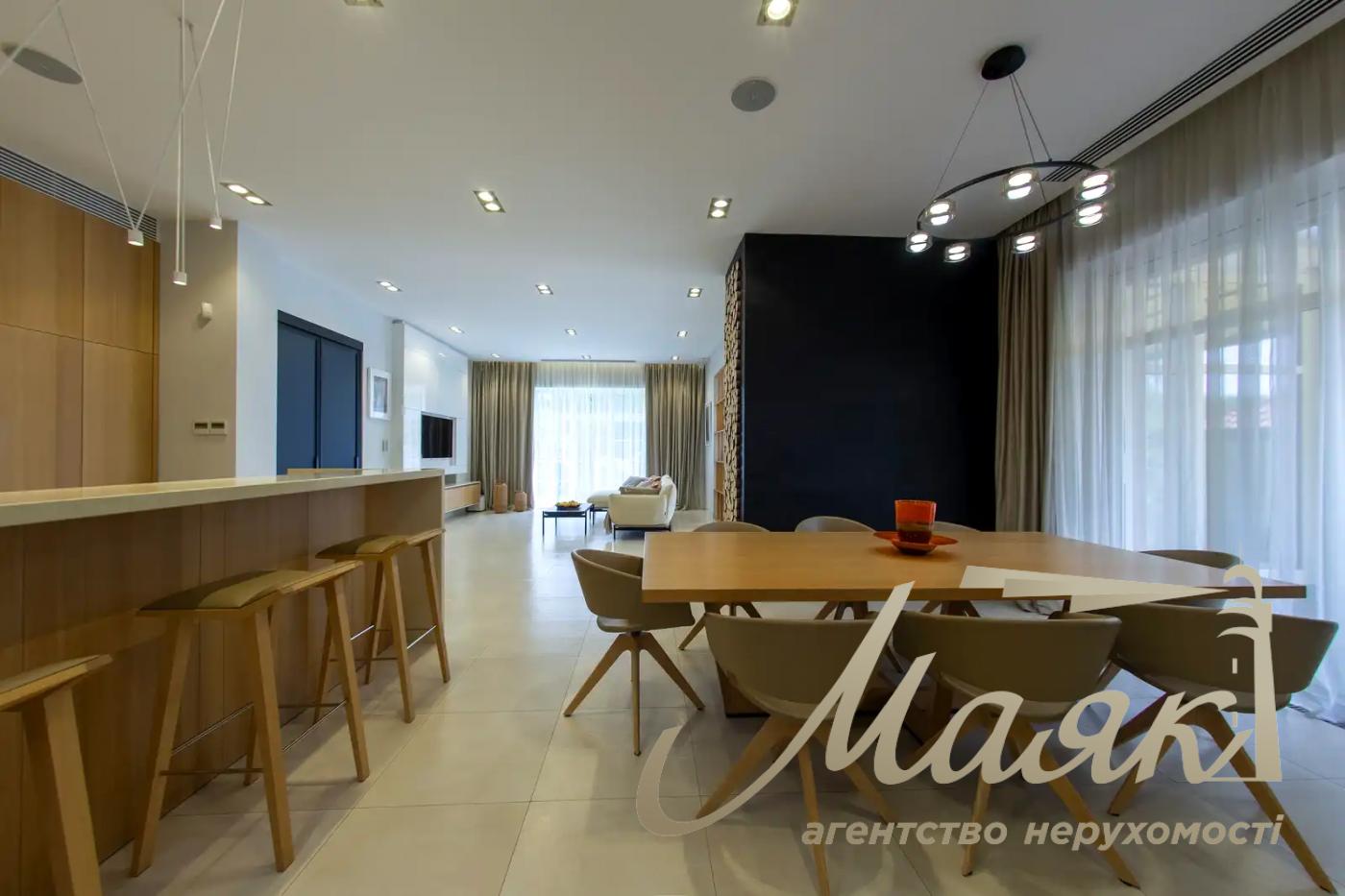 Оренда 3-поверхового будинку площею 570 м², Плюти