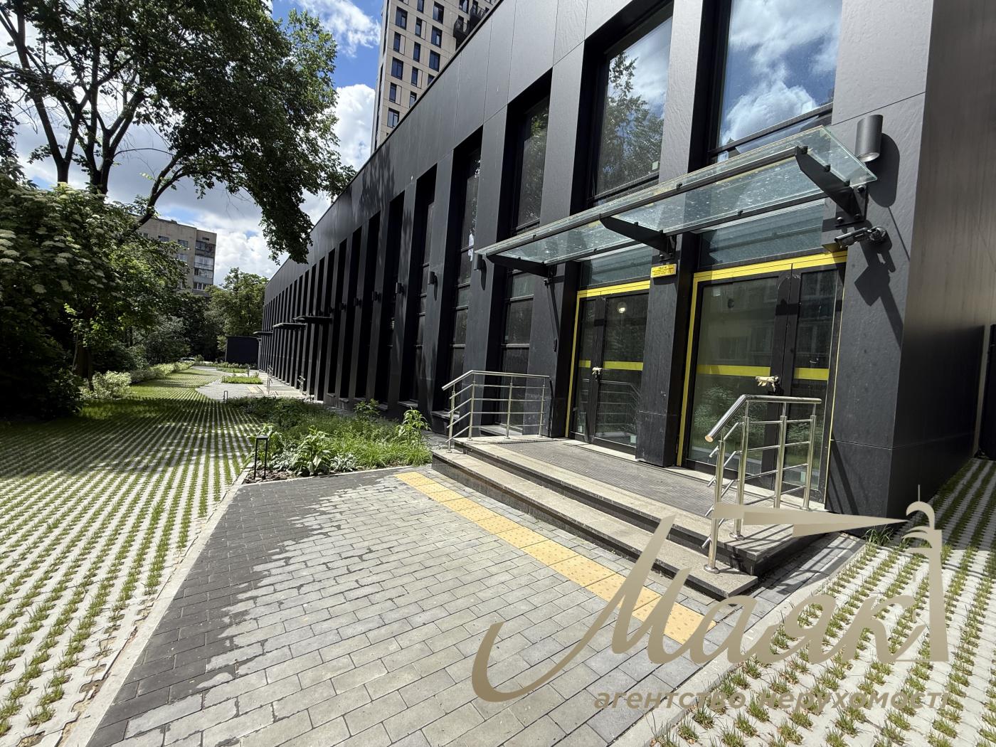 Rent front 110m2 premises LCD Trinity Trinity str. Tyutyunnika, 39/2
