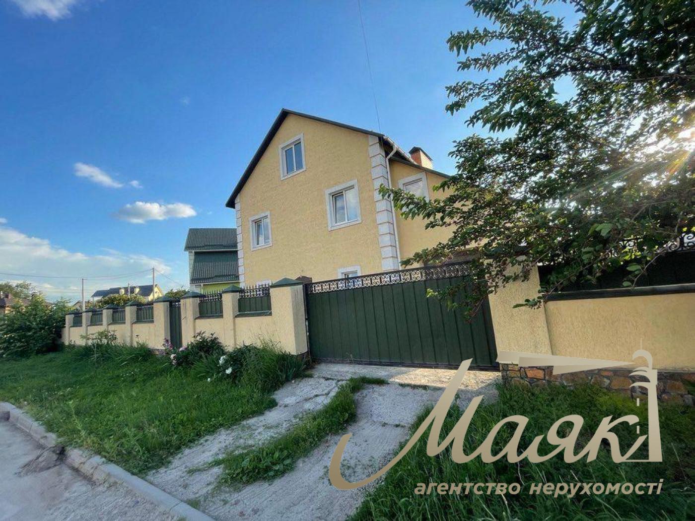 For sale capital house 296m2 for a family near Kiev in Kryukovshchina village, Veresnevaya str.