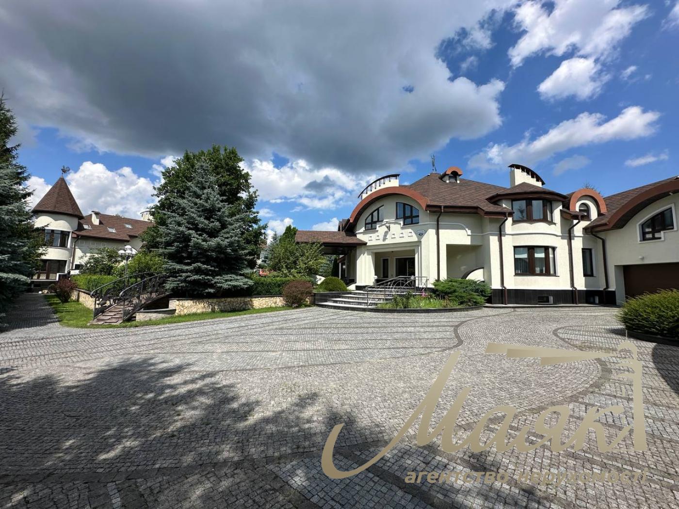 Rent a residence of two houses on 60 hectares of land in Hutori Mrigi, Goloseevsky district, Kyiv.