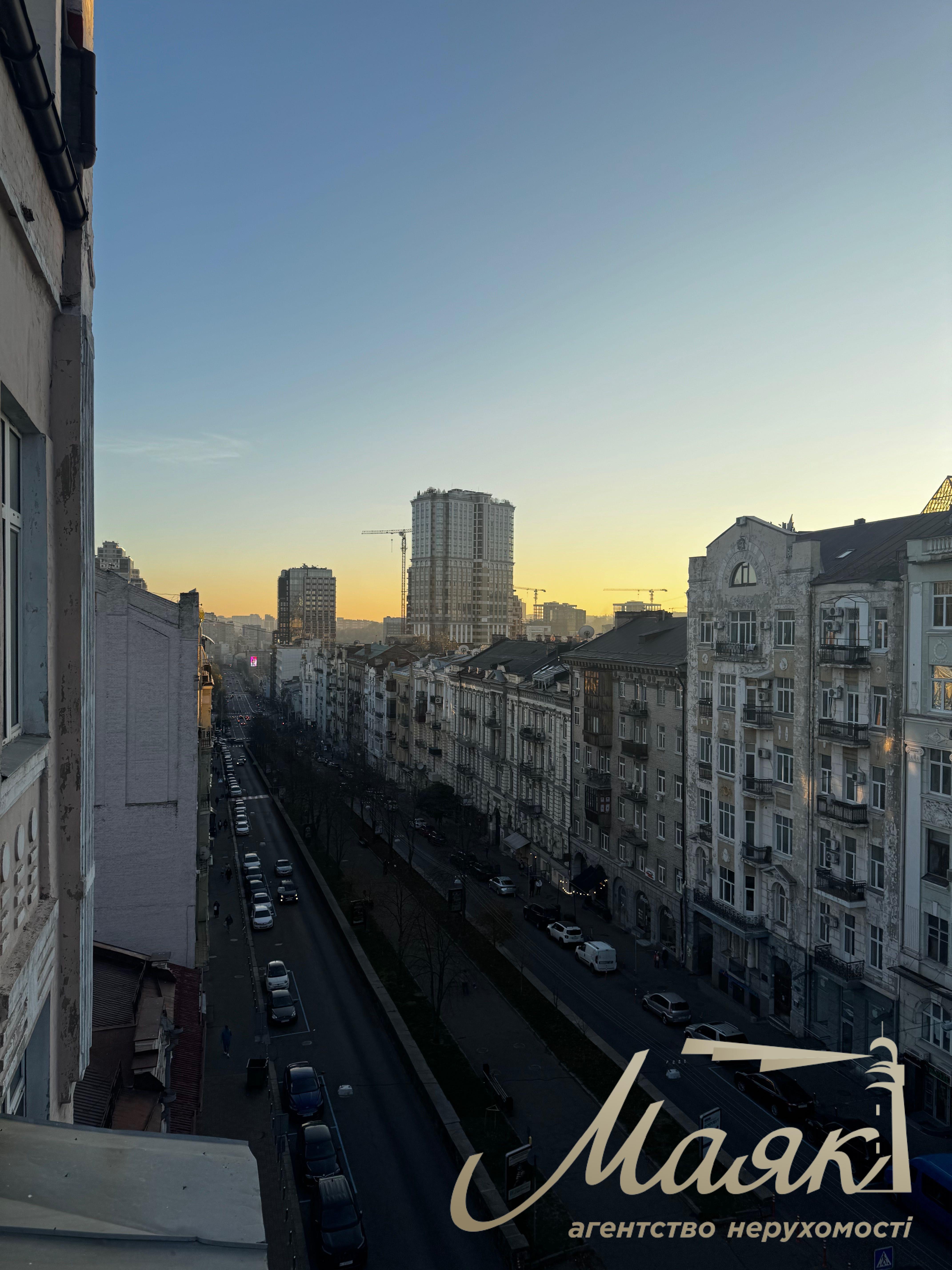 For sale 3-bedroom apartment, 137 m², Antonovicha str. 3A, the center of Kiev