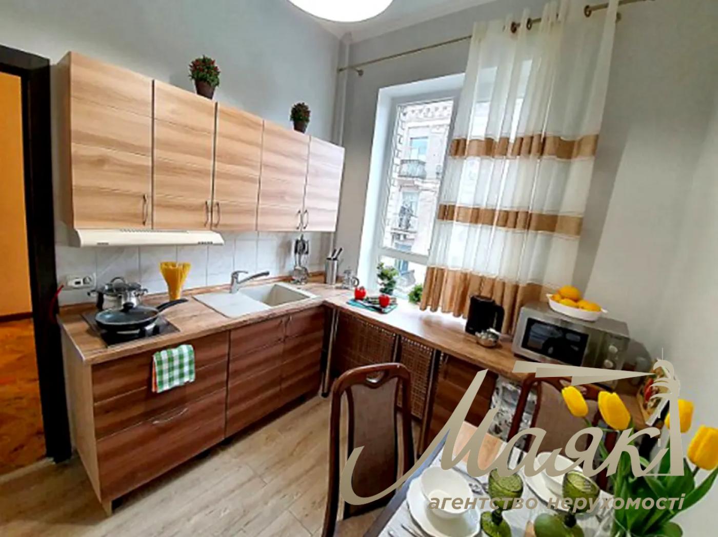 Rent 3-room apartment, Sofievskaya street1, Independence Maidan,