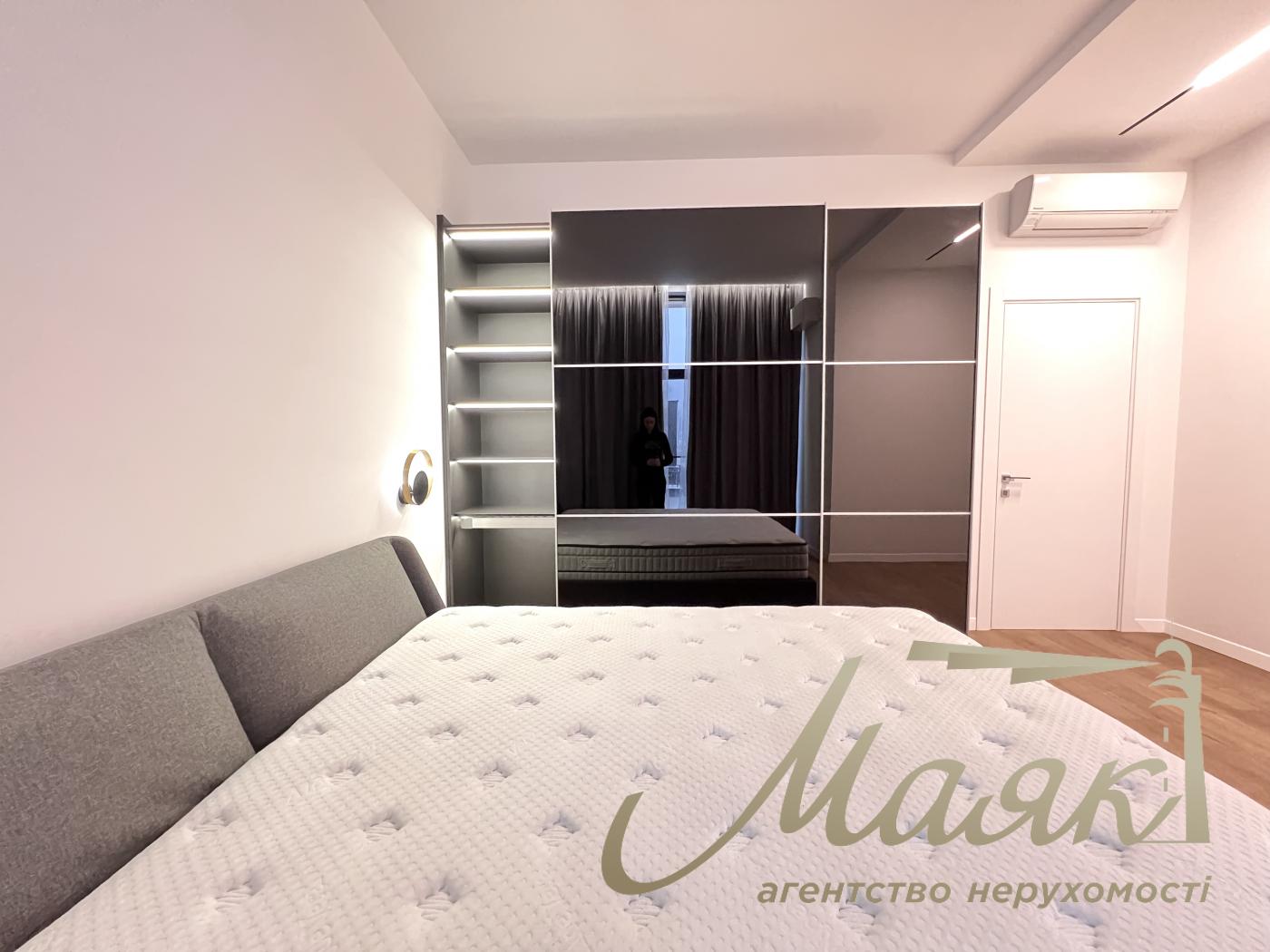 Оренда заміського будинку на Осокорках у котеджному містечку "Блакитна Лагуна"