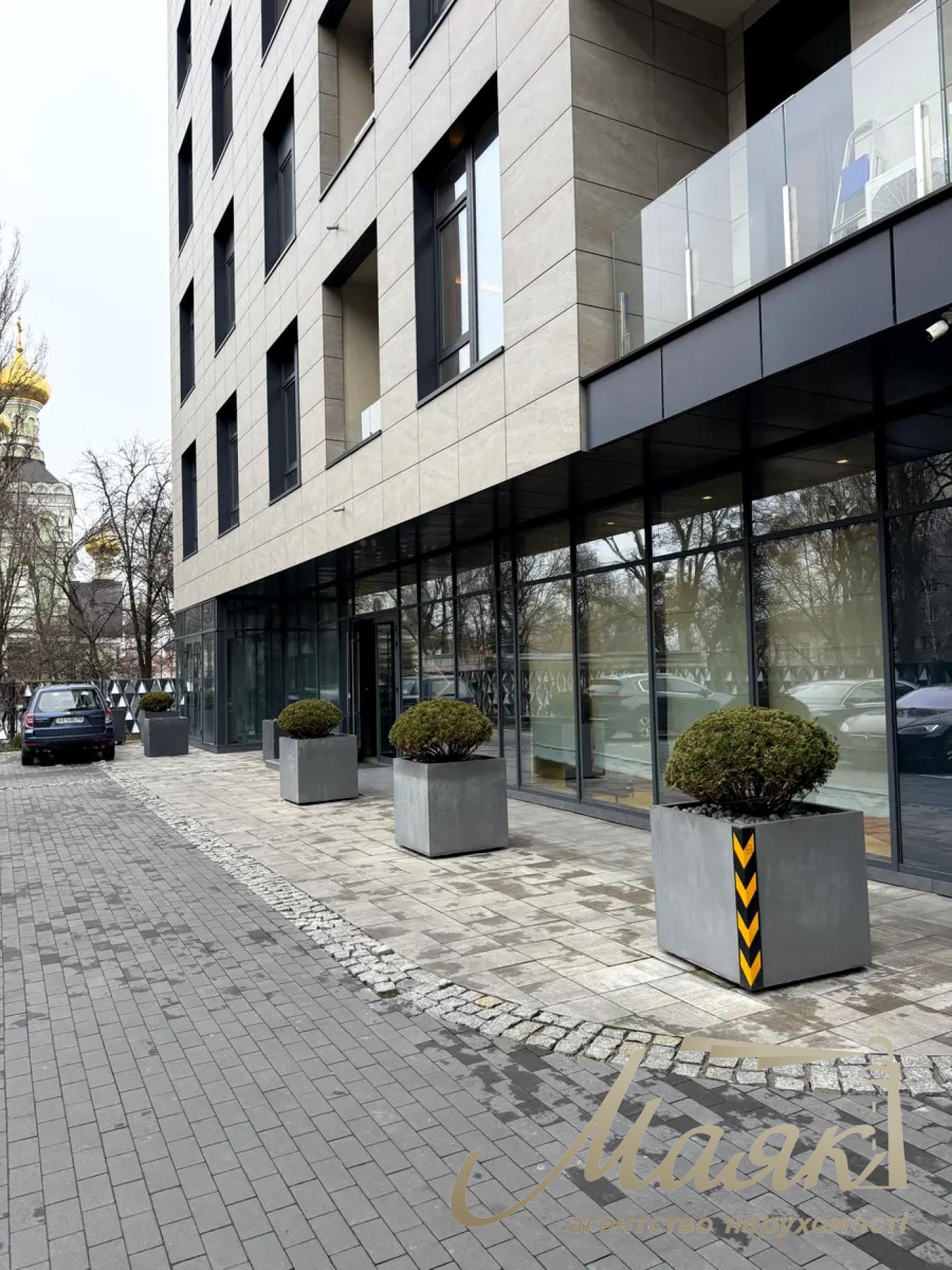 Продажа фасадного помещения 168 кв.м в ЖК А52 ул.Сечевых Стрельцов (Артема), 44-А