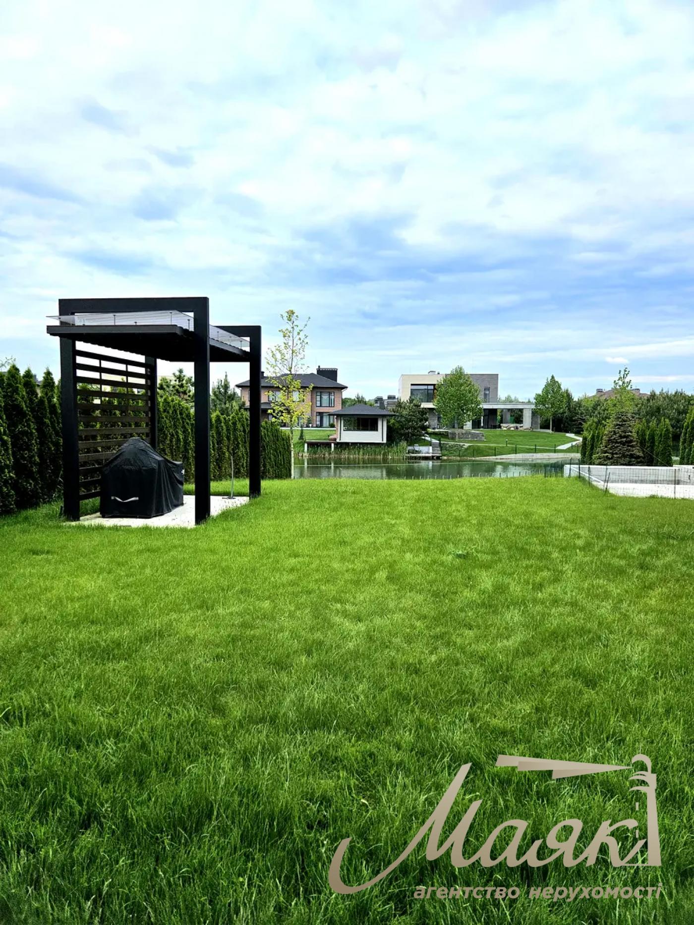 Rent a house 340 sq.m. with its own bank with. Romankov