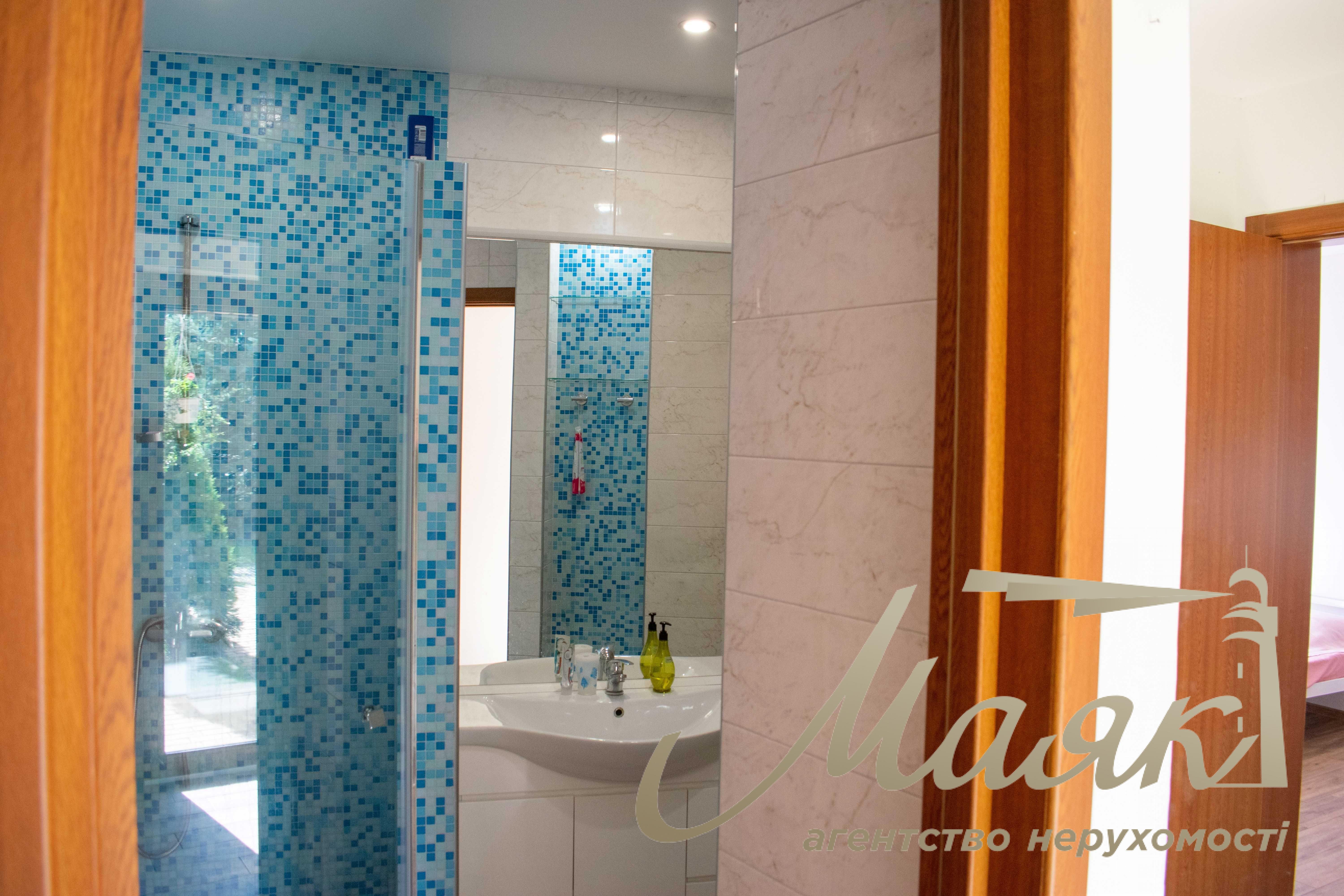 Оренда дизайнерського будинку 120 м² з доступом до бункерних апартаментів, сауною і великою терасою, Пуща-Водиця, Київ.