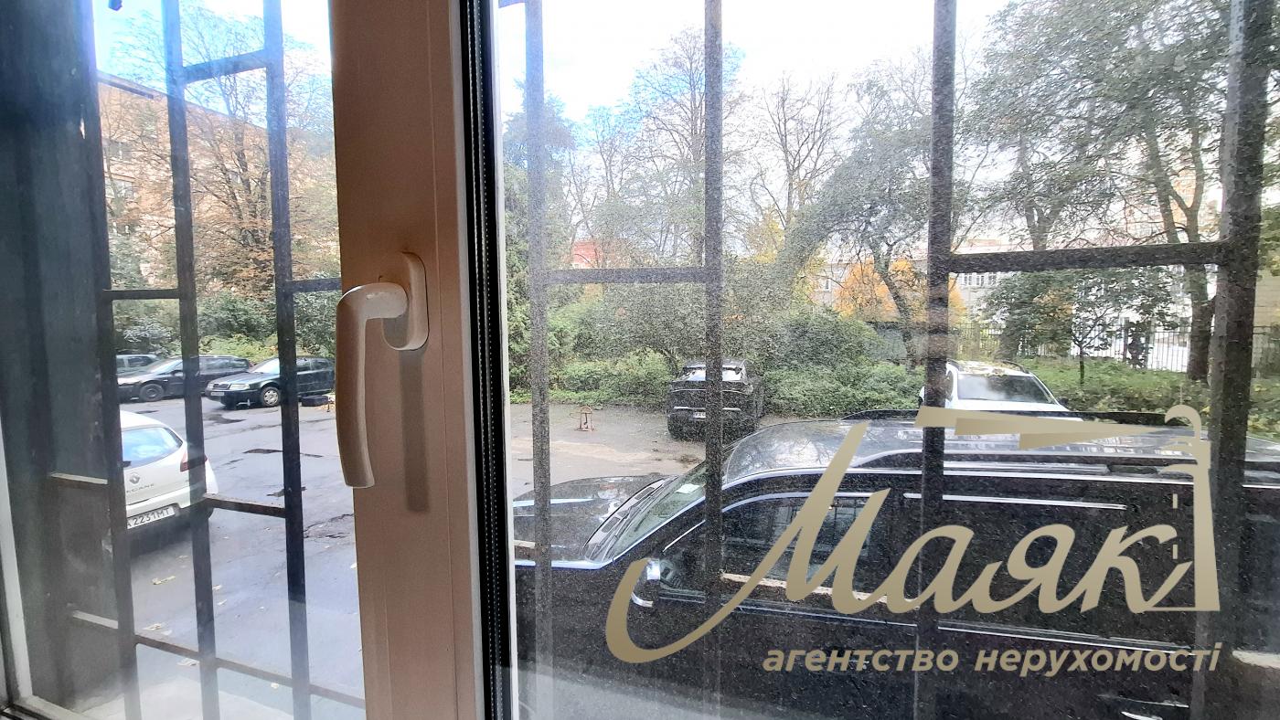 Продаж 2-кімнатної квартири без ремонту, «сталінка», Печерськ, вул. Алмазова, 1