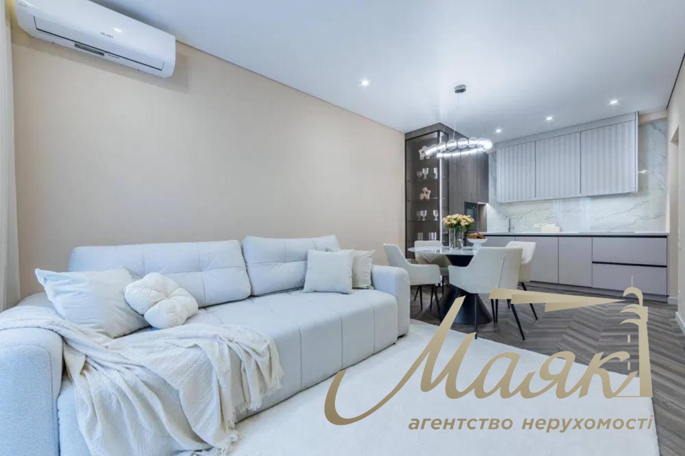 For sale 3-bedroom apartment in LCD "New England", Maksimovicha str.