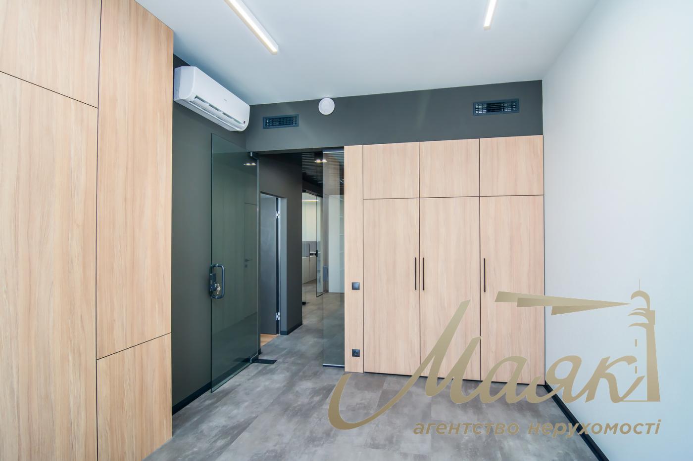 Оренда офісу площею 250 м² у житловому комплексі «Річмонд», вул. Джонна Маккейна, 26, Звіринецька.