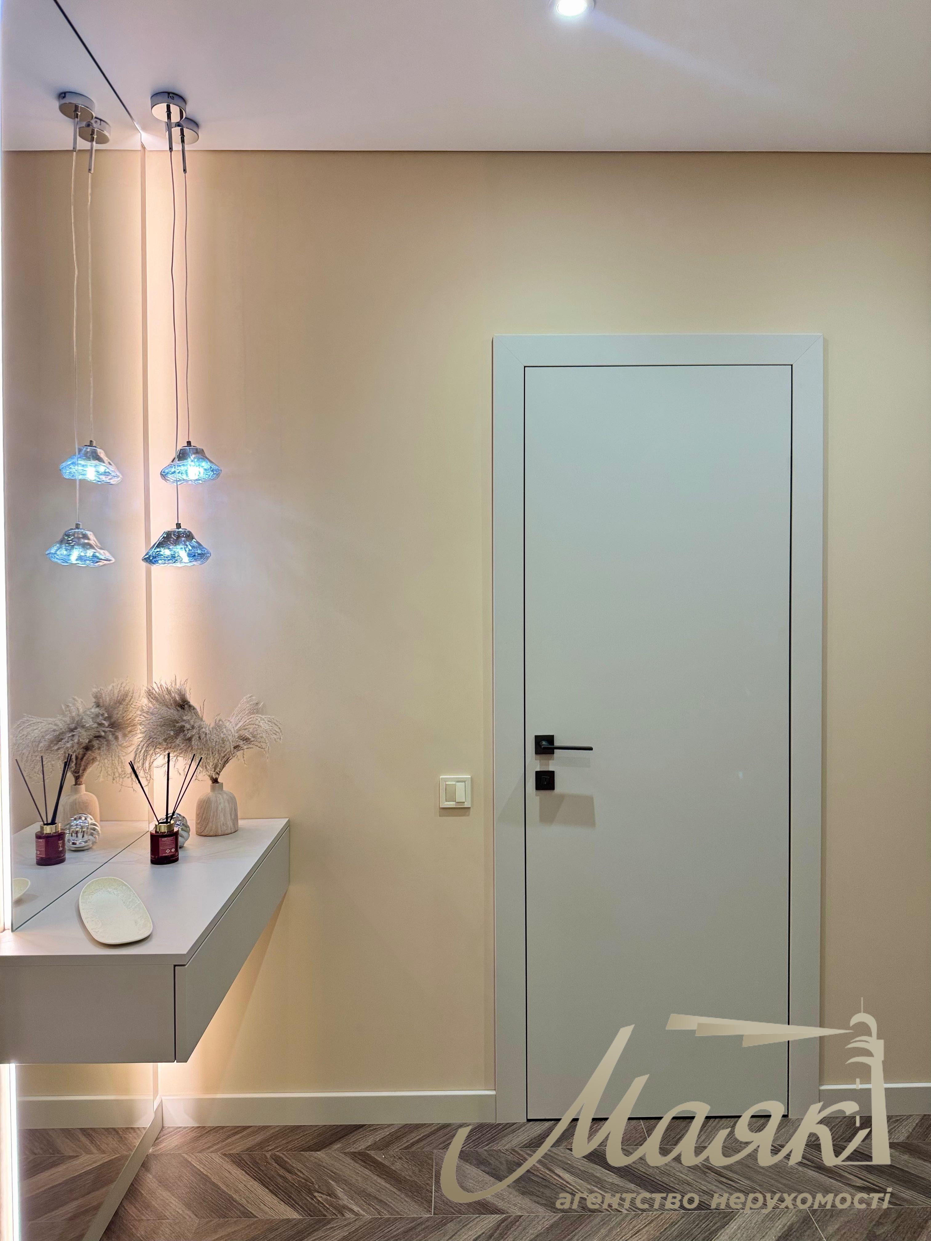 Modern 3-room apartment with designer renovations for sale in the “New England” residential complex, Holosiivskyi District