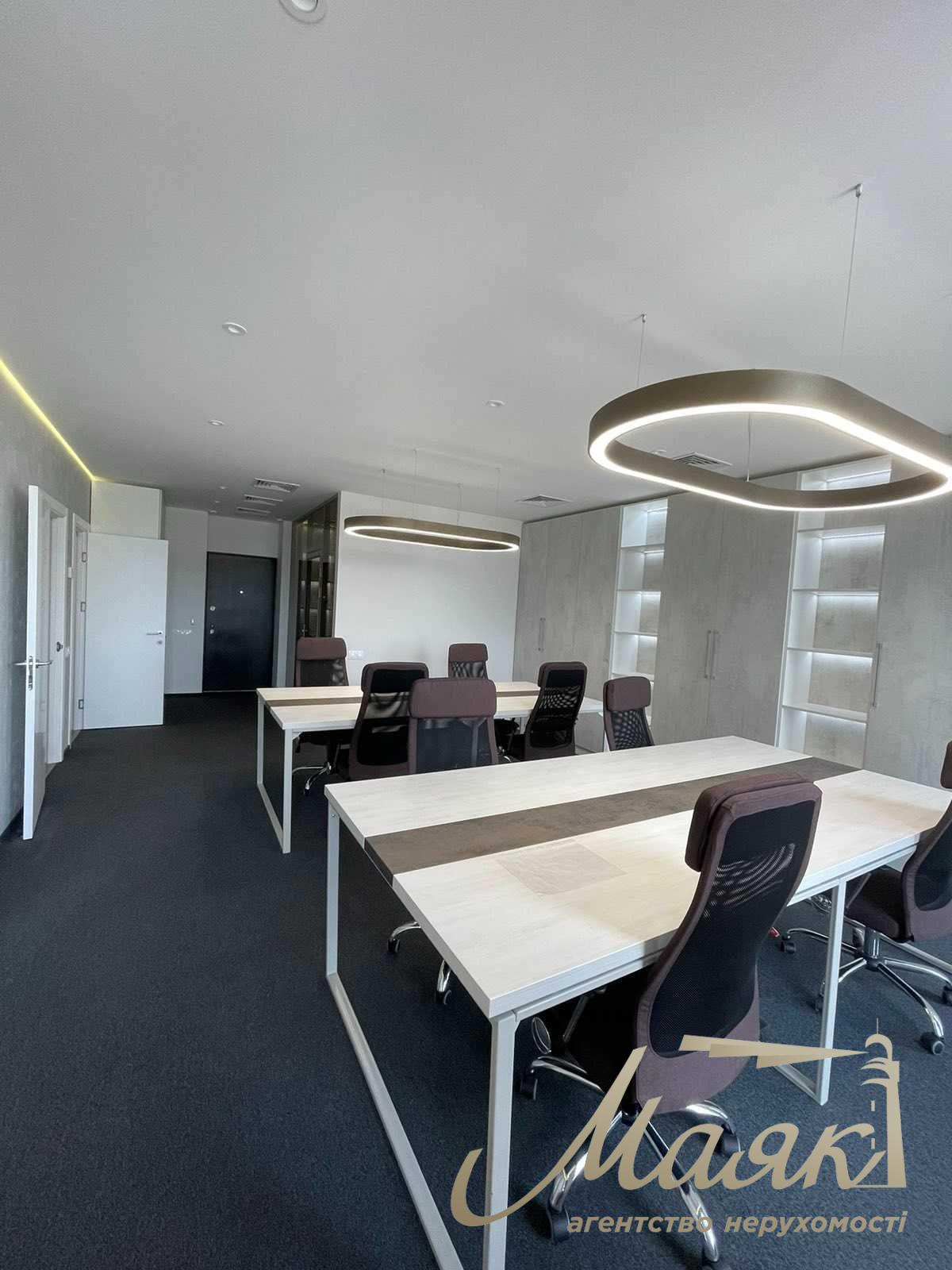 Office for rent in LCD Chicago.