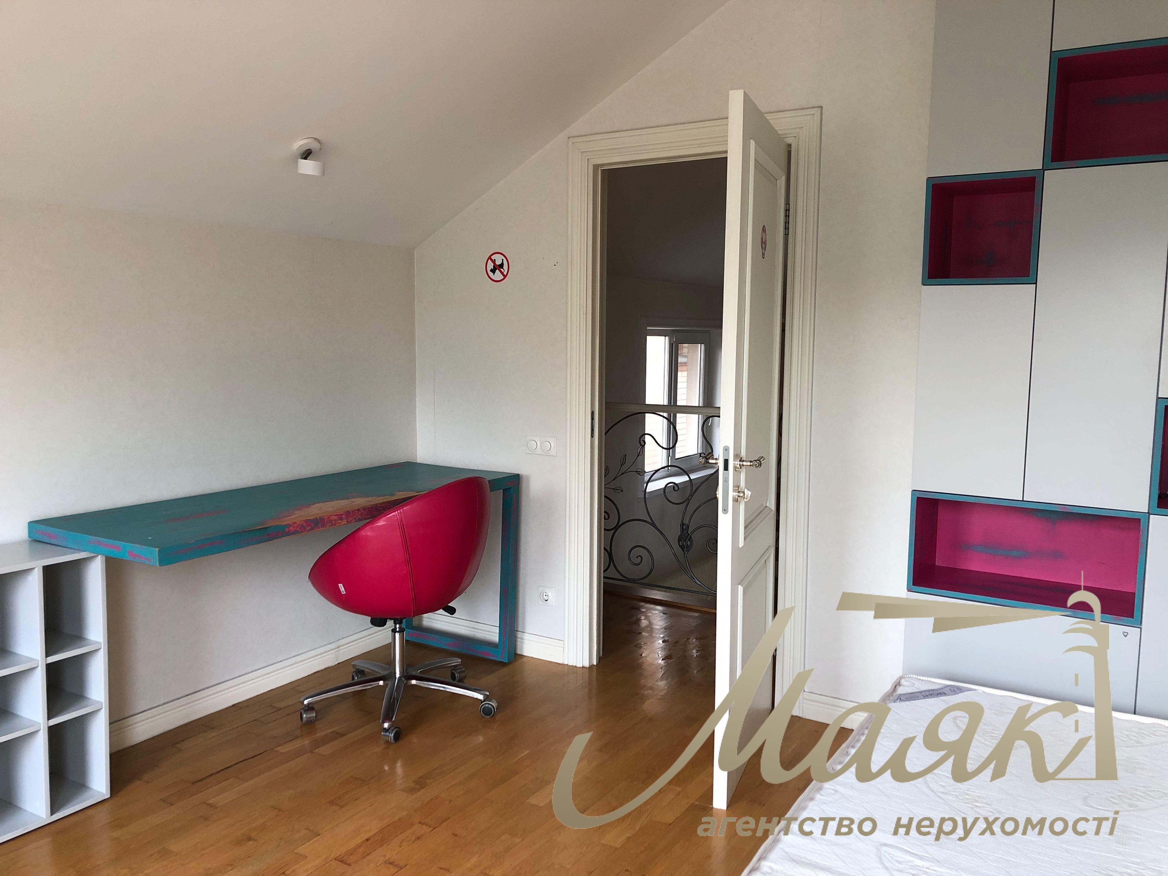 Оренда просторого будинку площею 225 м² у с. Гатне, 5 спалень, камін, 10 хвилин до станції метро «Теремки», Києво-Святошинський район