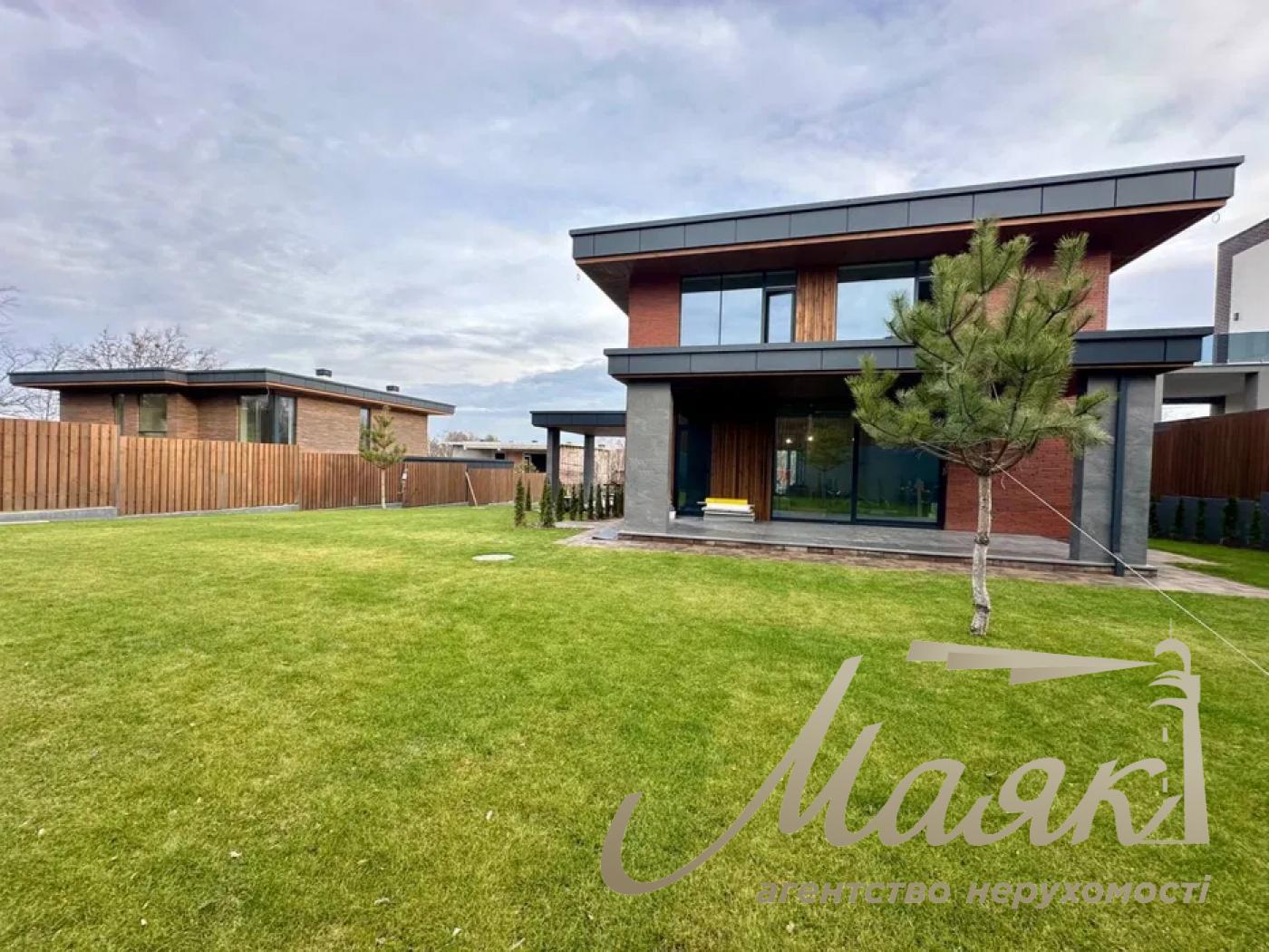 For sale house with repair in the village Lesniki, Novoobukhovskaya highway.