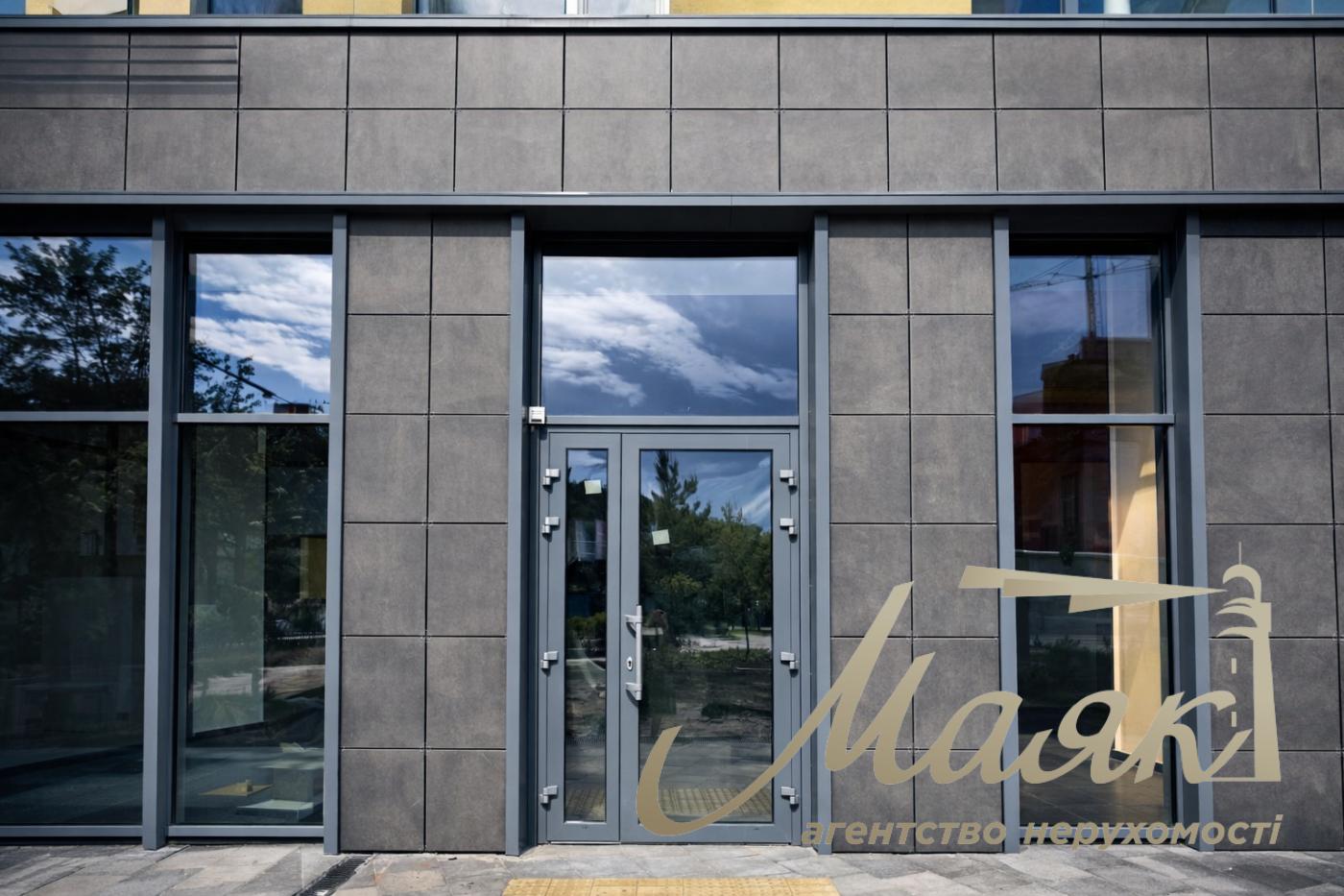 Оренда фасадного приміщення 37 м² з ремонтом ЖК "Svitlo Park" ул. Столичне Шосе 1 м. Видубичі Голосіївський район