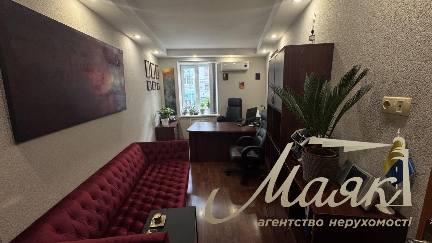 Office for rent 42.5 m2 on Saksaganskogo, in the Center