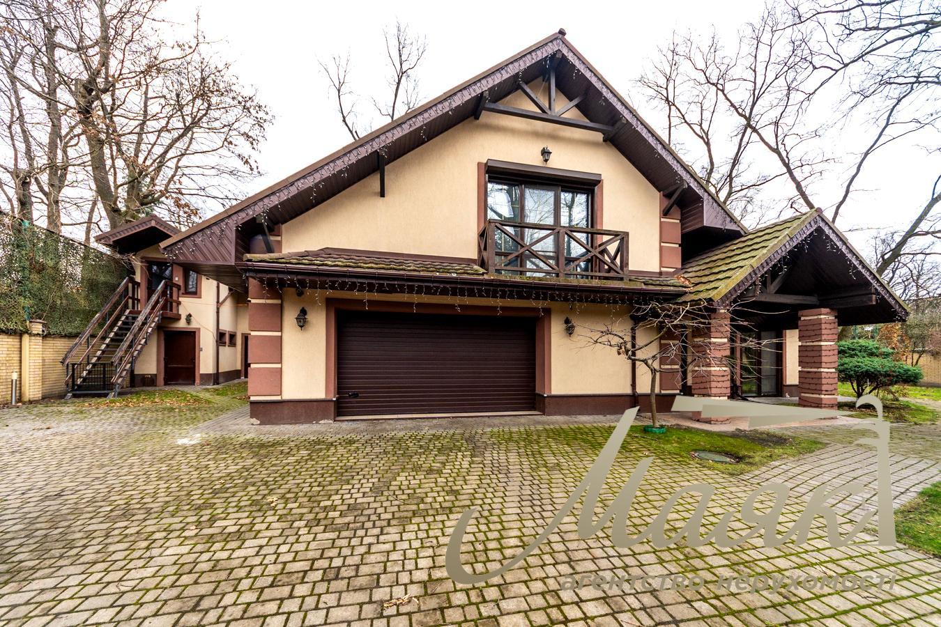 For sale house 400m2 in the village. Romankov, suburbs of Kiev, 18 acres, 8 km to Kiev, in Obukhiv district.
