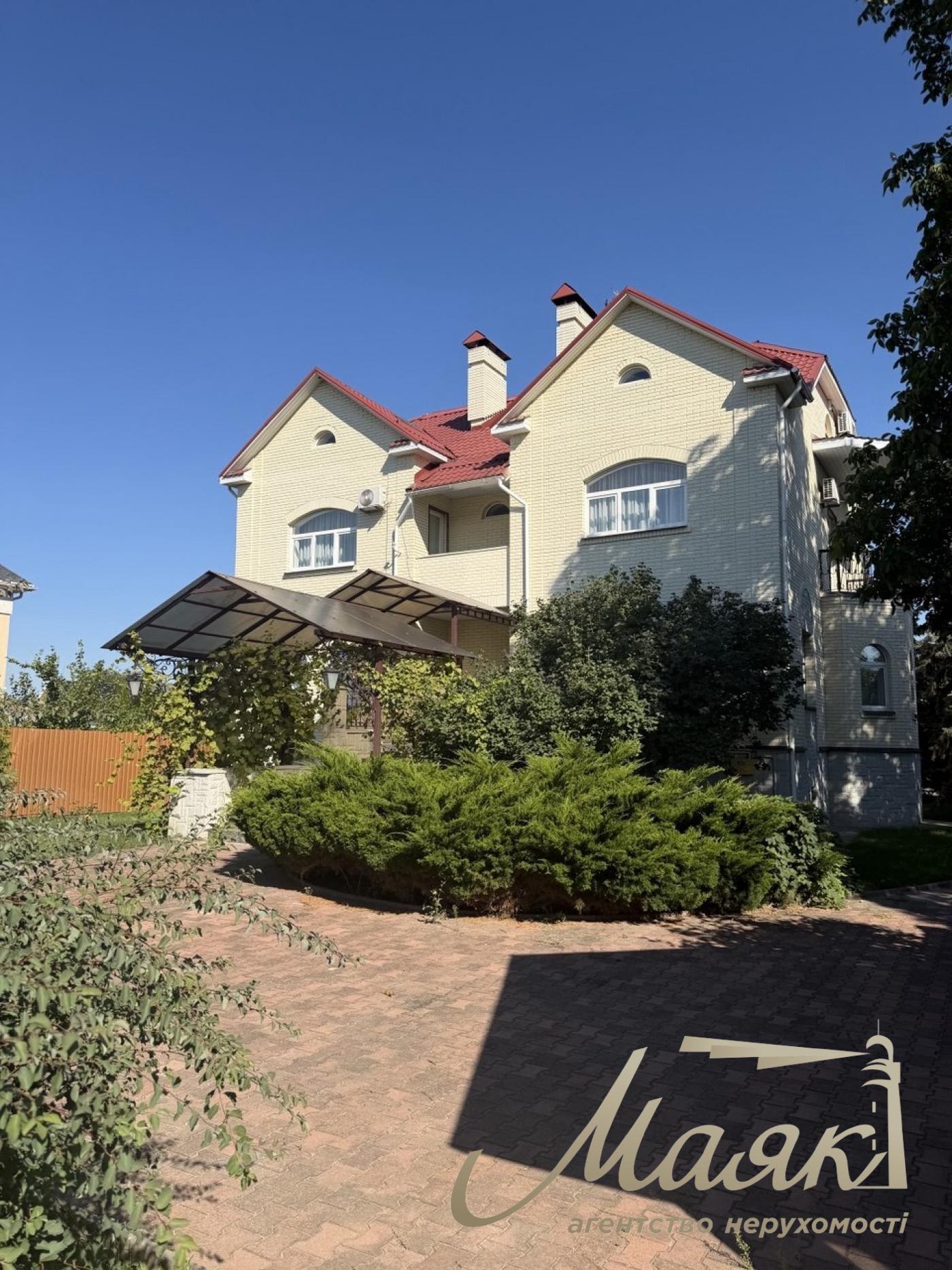 Продаж будинку площею 530 м² у центрі с. Гора 