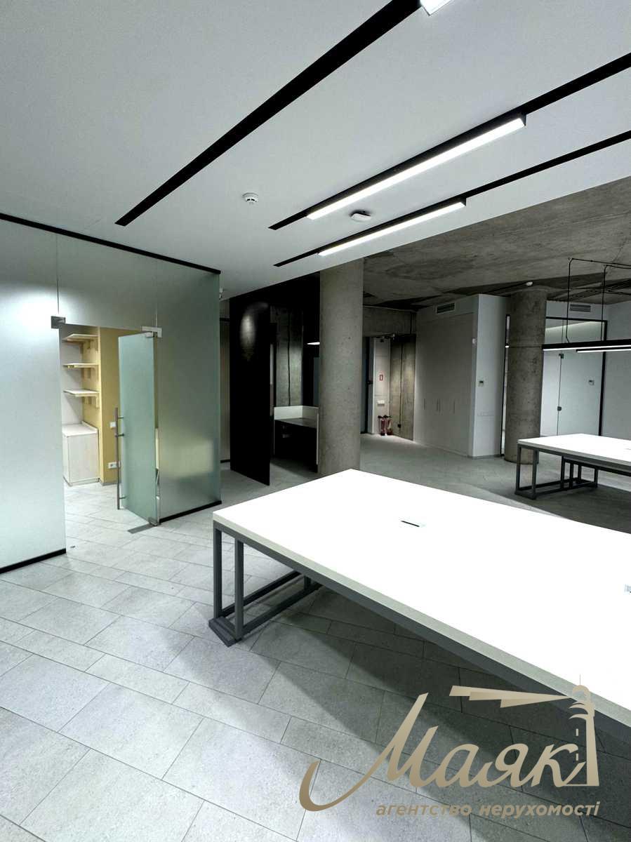 Modern office space (180 m²) for rent in the "Volna" Business Center, 36D Konovaltsa St.