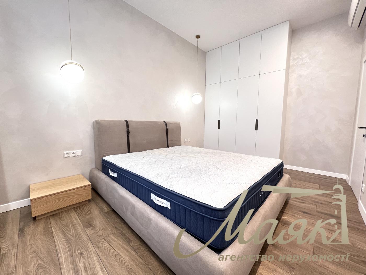 Оренда заміського будинку на Осокорках у котеджному містечку "Блакитна Лагуна"