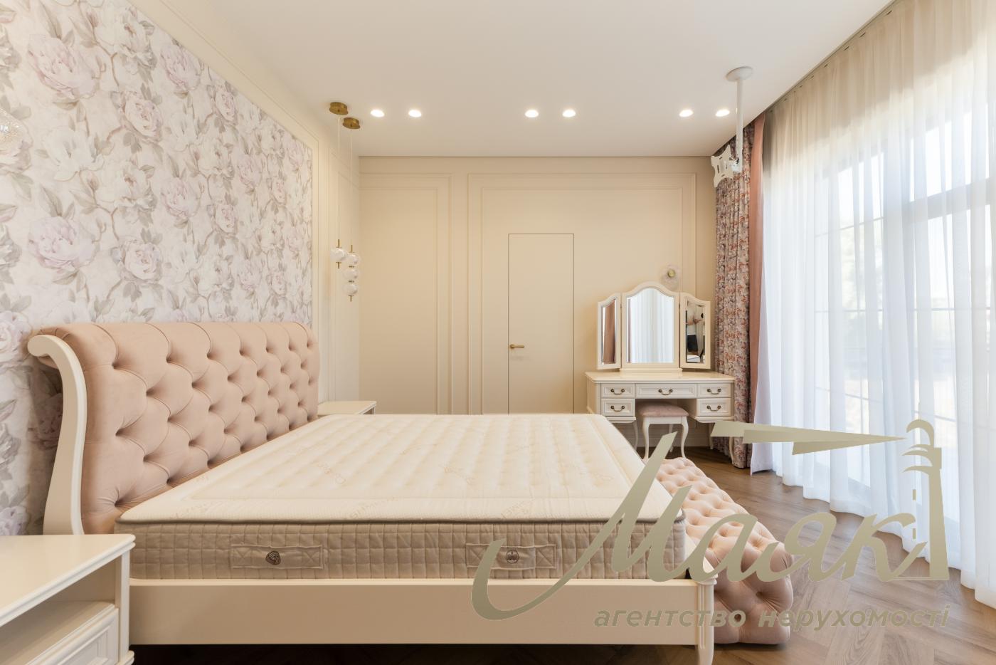 Продаж будинку площею 450 м² з басейном та гостьовим будинком у житловому комплексі «Хутір Ясний», Лесники