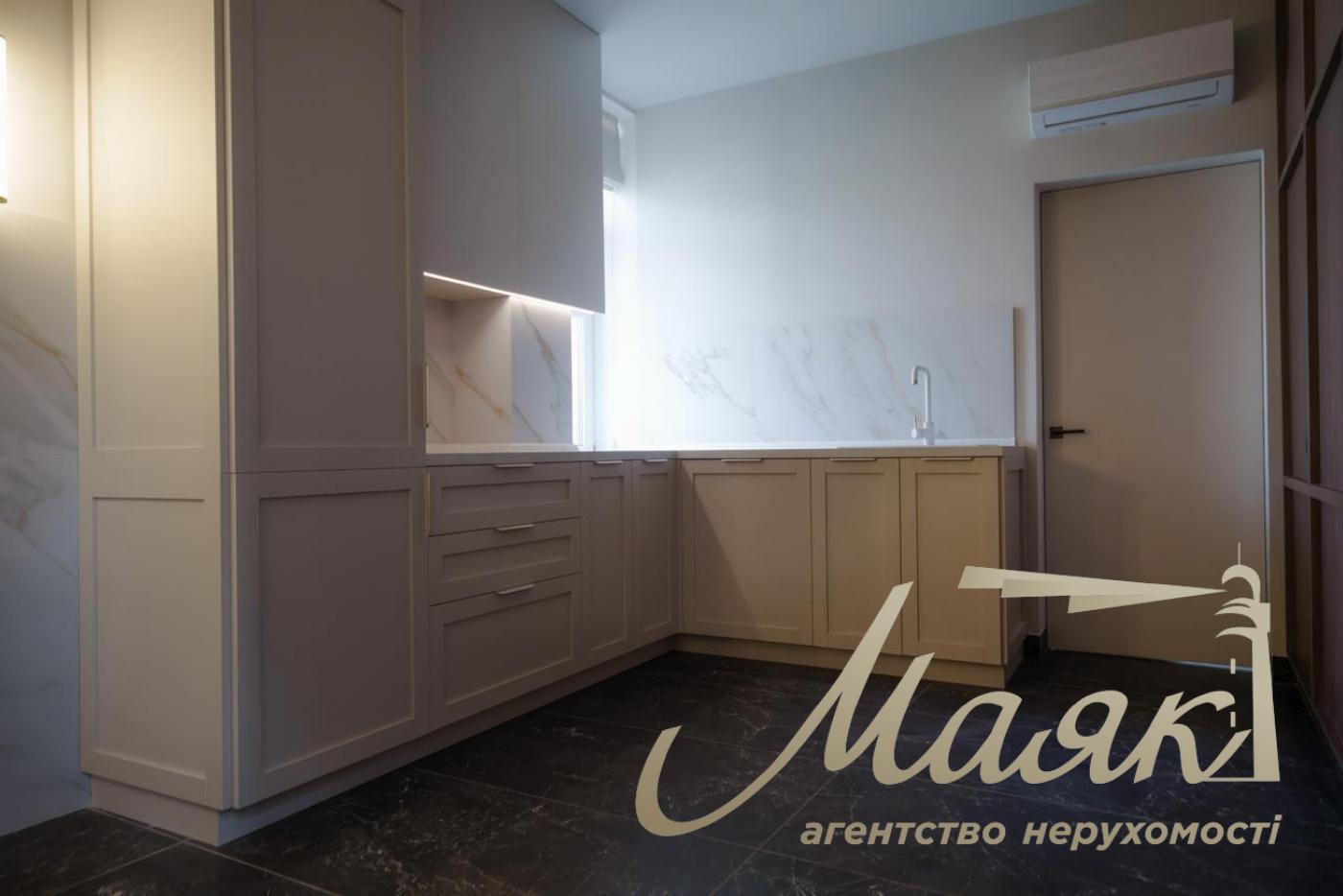 Оренда мебльованого офісу на вул. Еспланадній, ст. м. «Дворець спорту»