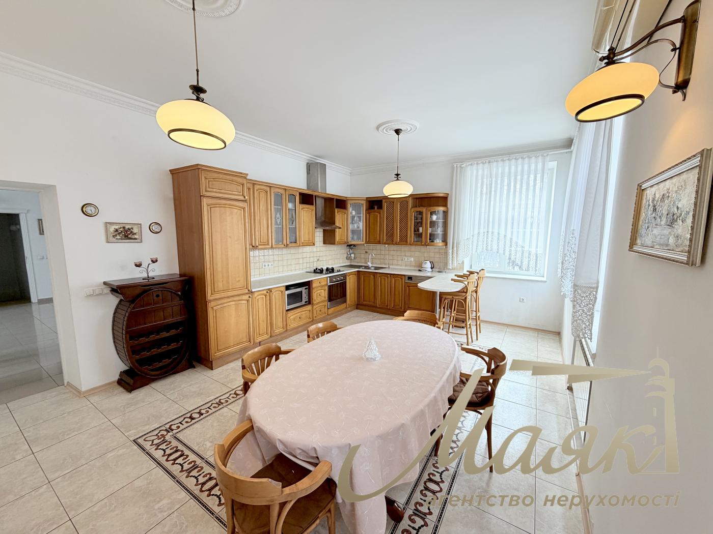 Rent 3-storey house 492,7m2, Lesniki