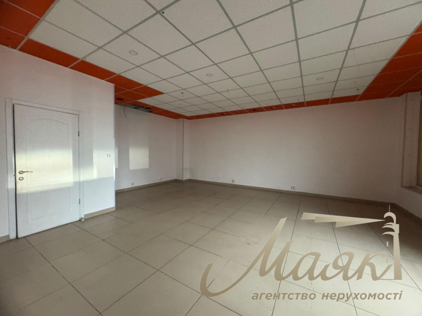 Rent a facade premise 81,7 m in Residential Complex "Seven" with renovation