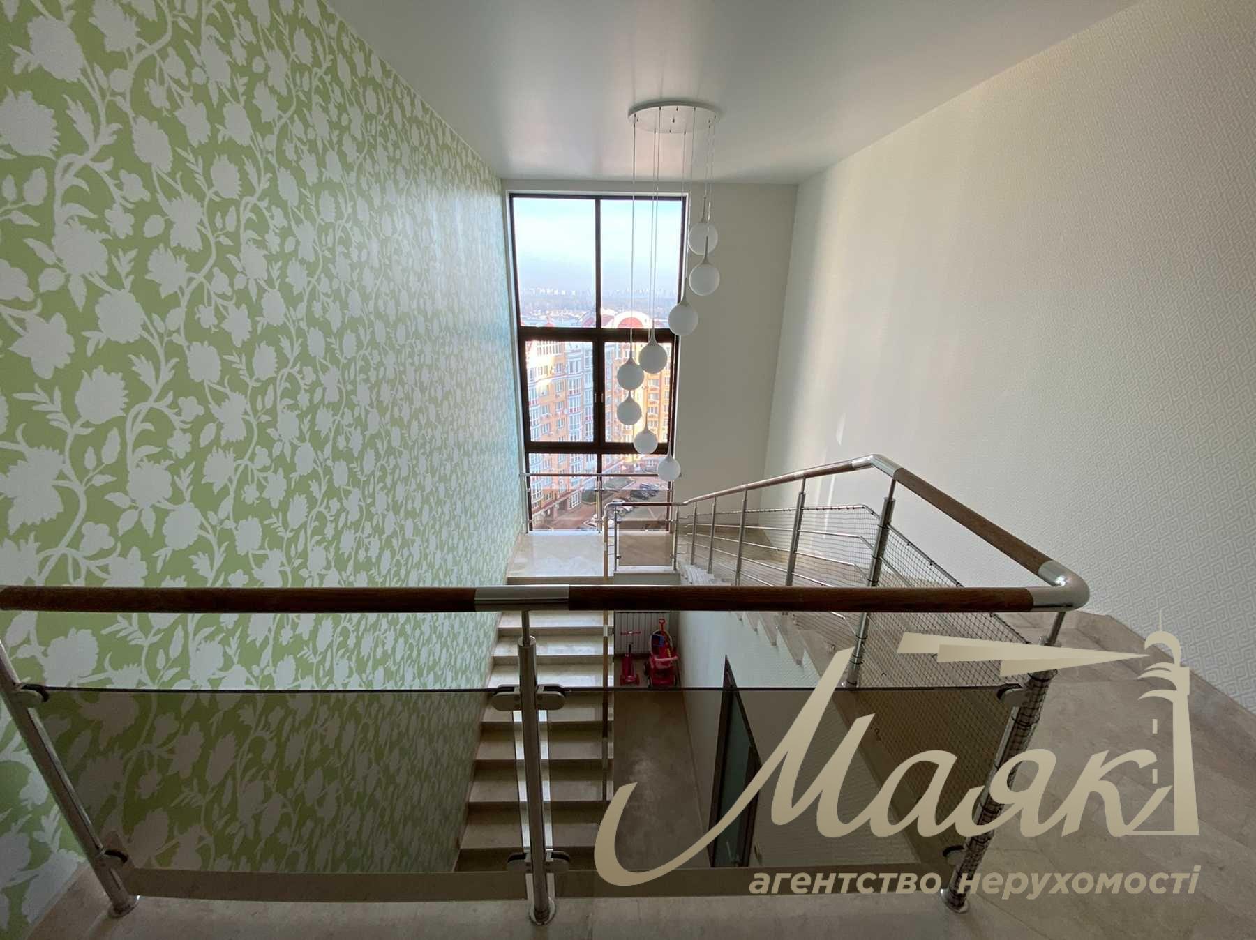 Sale three-level panoramic penthouse 327m2 in Obolonskyi Lipki, Ivasiuk Avenue, Obolon