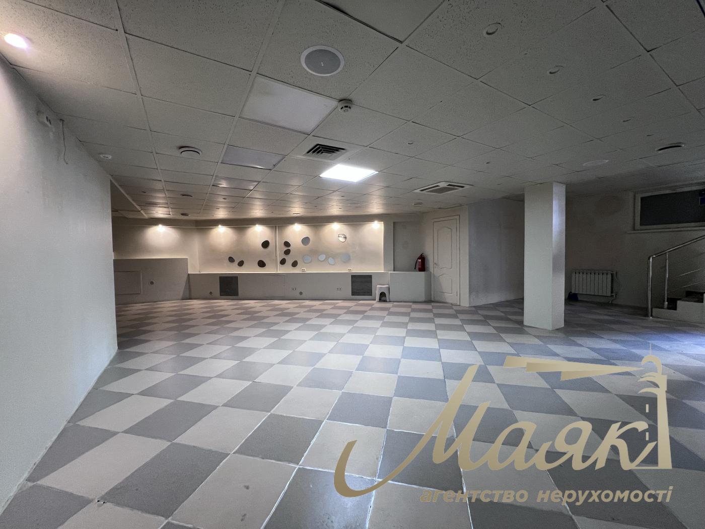 Оренда фасадного приміщення 156м2, Шота Руставелі 15.