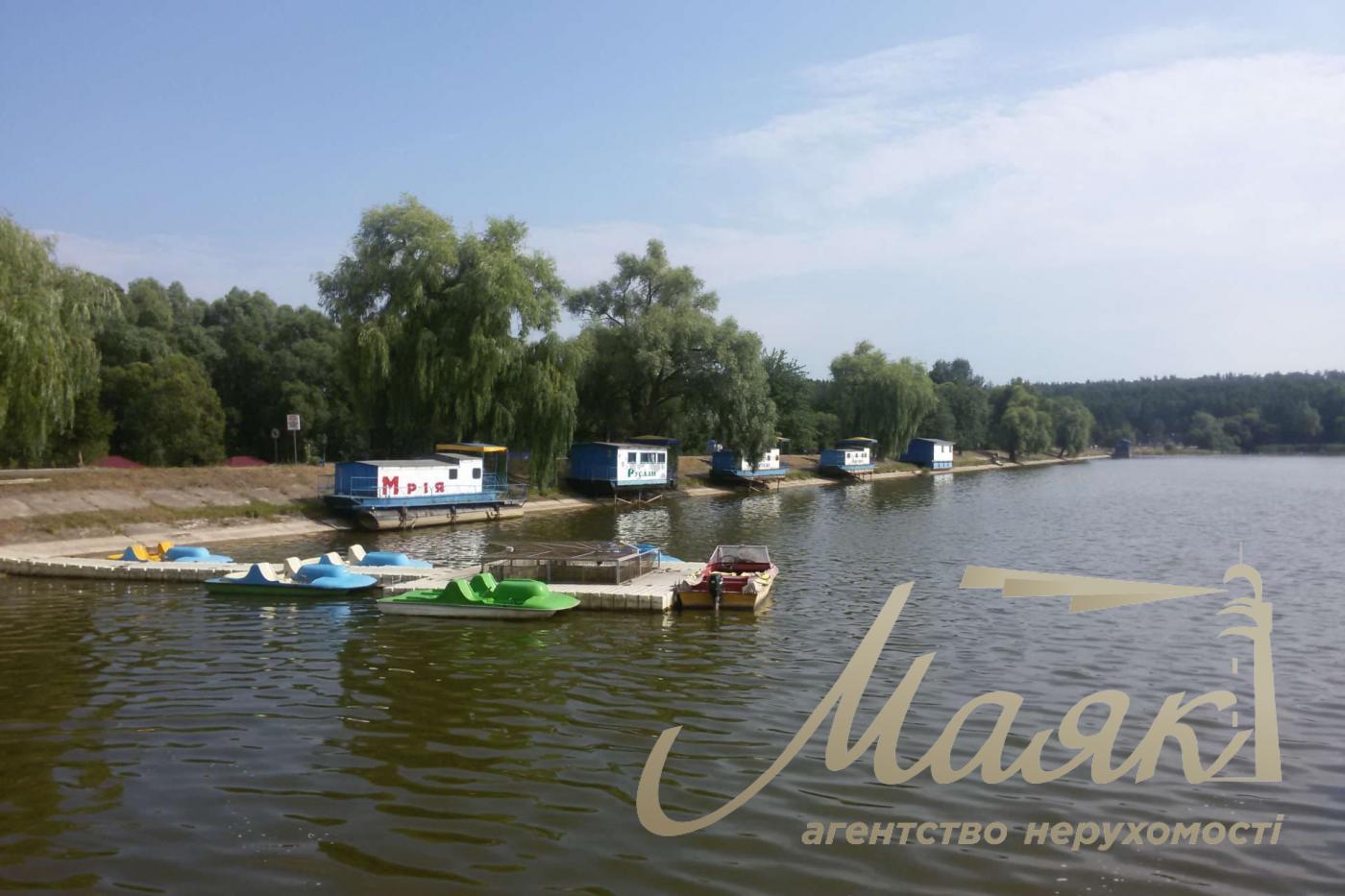 Продаж землі під інд. будівництво в місті в лісі.
