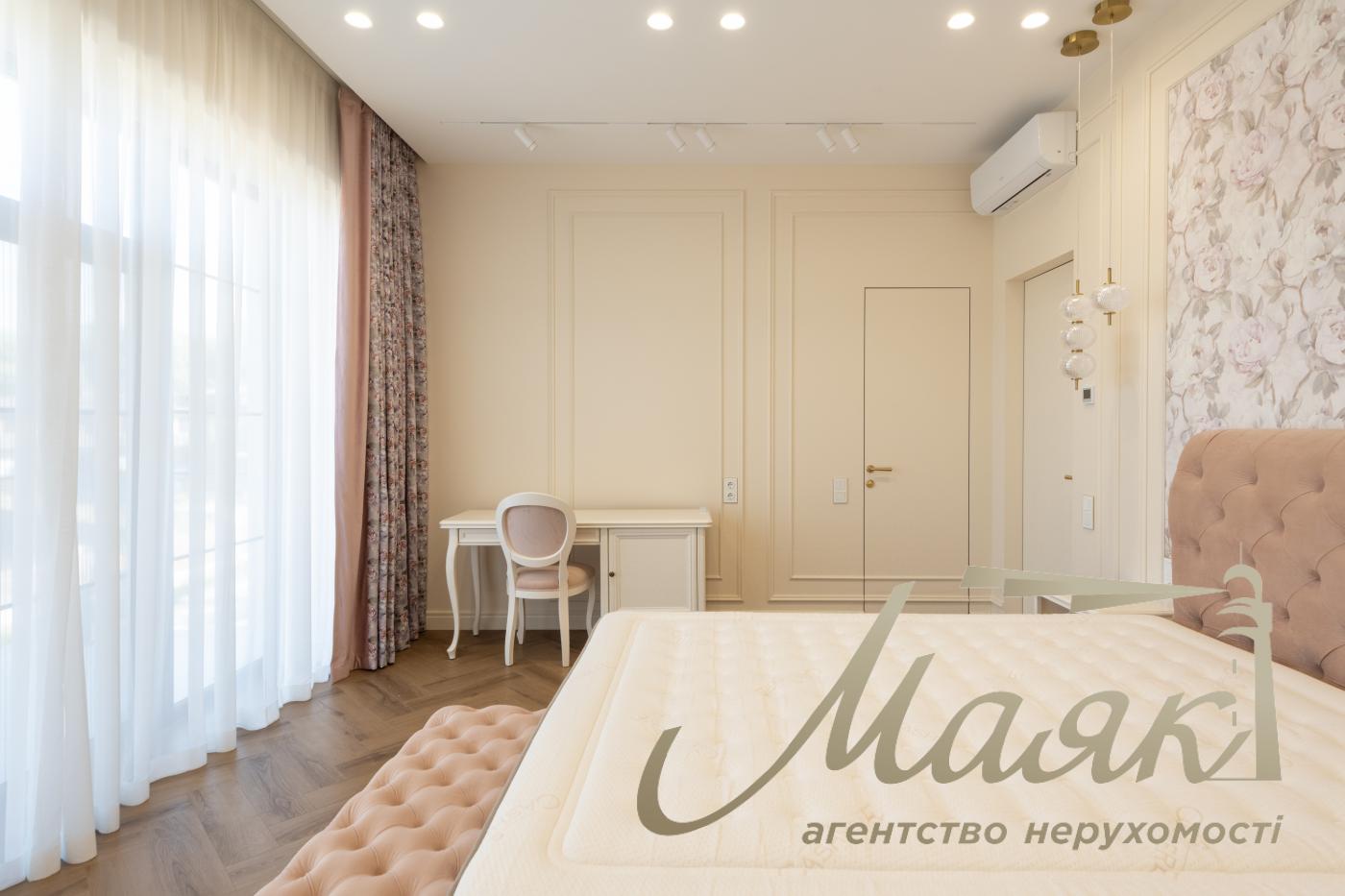 Продаж будинку площею 450 м² з басейном та гостьовим будинком у житловому комплексі «Хутір Ясний», Лесники