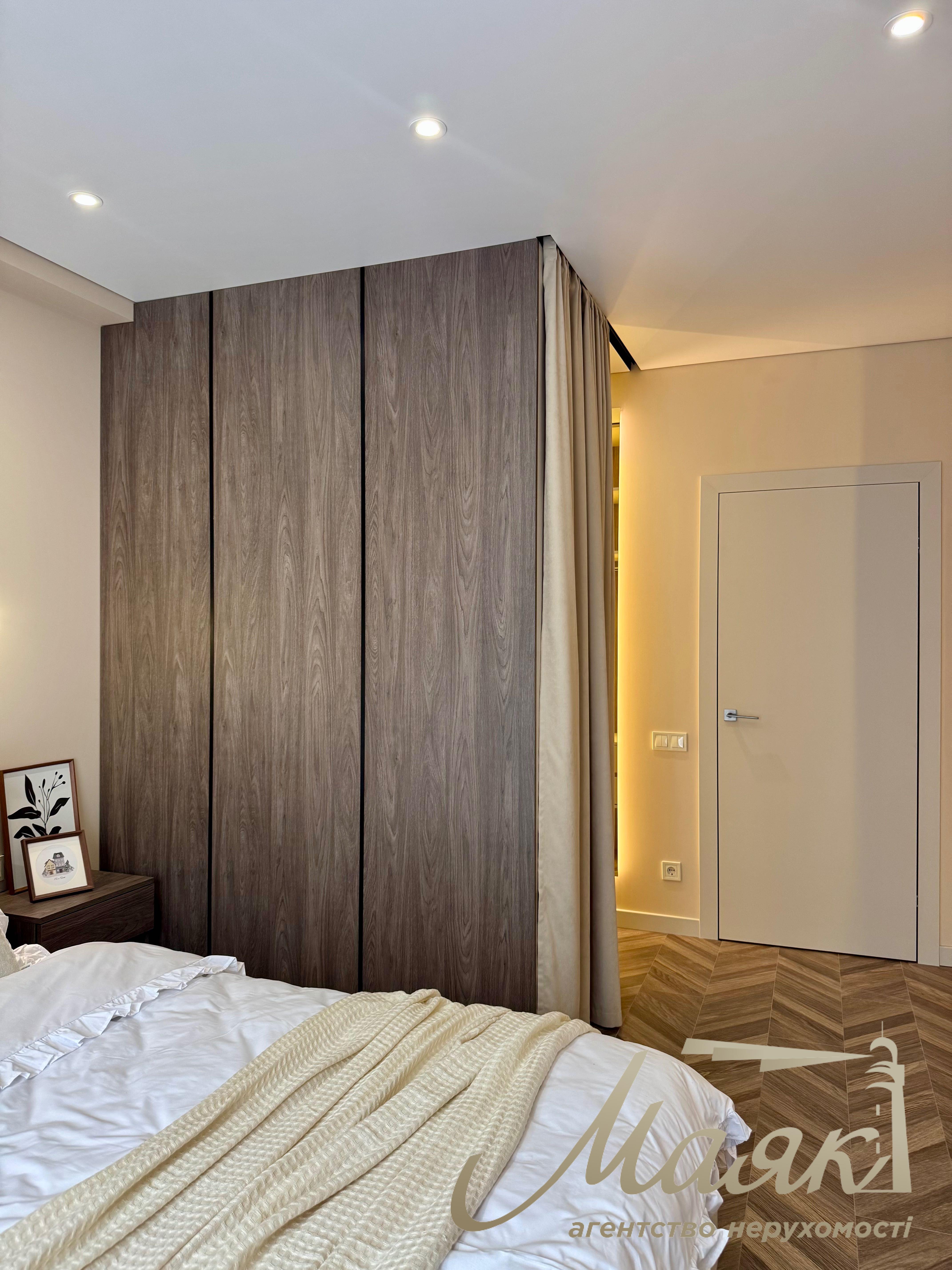 Modern 3-room apartment with designer renovations for sale in the “New England” residential complex, Holosiivskyi District