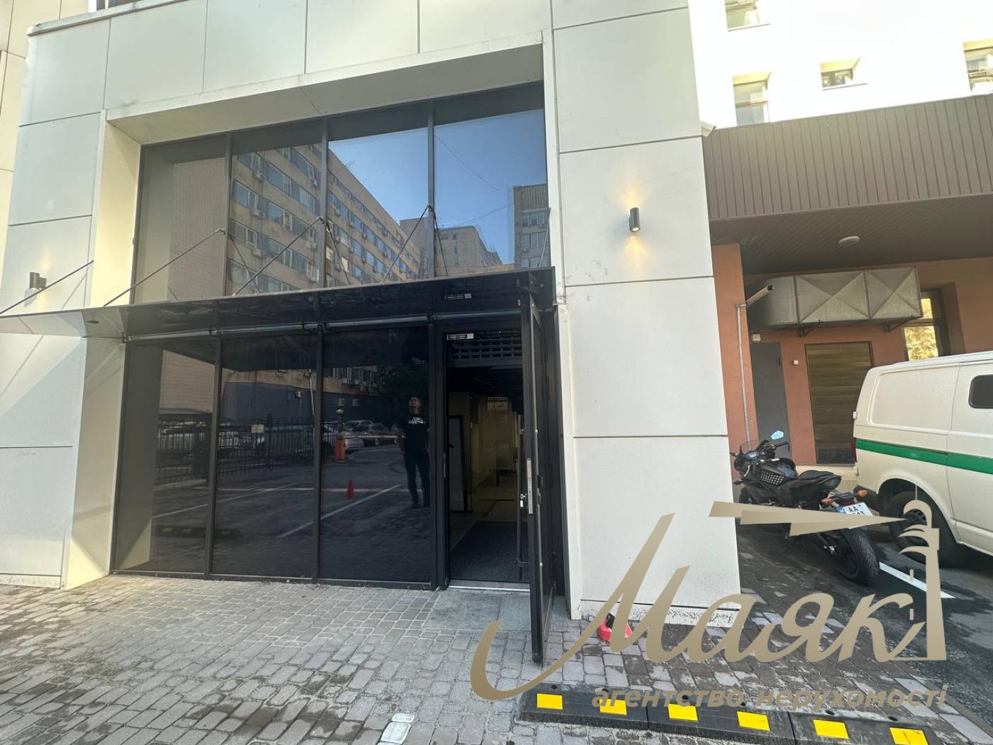 1,132 m² Office Space for Rent in the Business Center at 18/7 Almazova Street, Pechersk