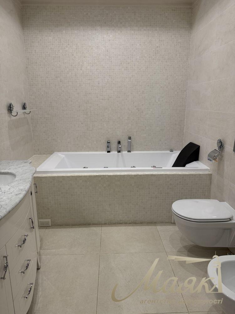 Оренда 200 м² сучасної квартири БЕЗ ВІДКЛЮЧЕНЬ, є інвертор, 2 паркомісця, 4 кімнати