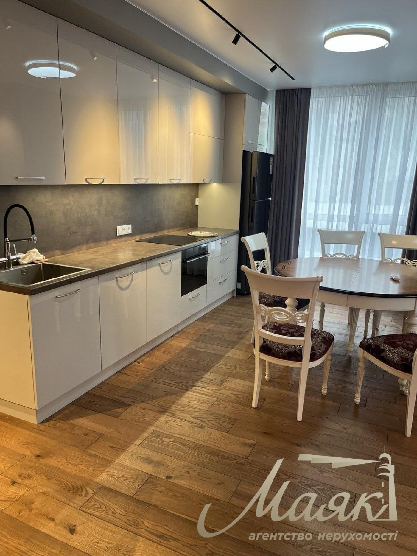 Продажа 4-комнатной квартиры с ремонтом 107 м² в ЖК «Файна Таун», 2/5 этаж, Киев, Шевченковский район, низкий этаж, ул. Салютная.