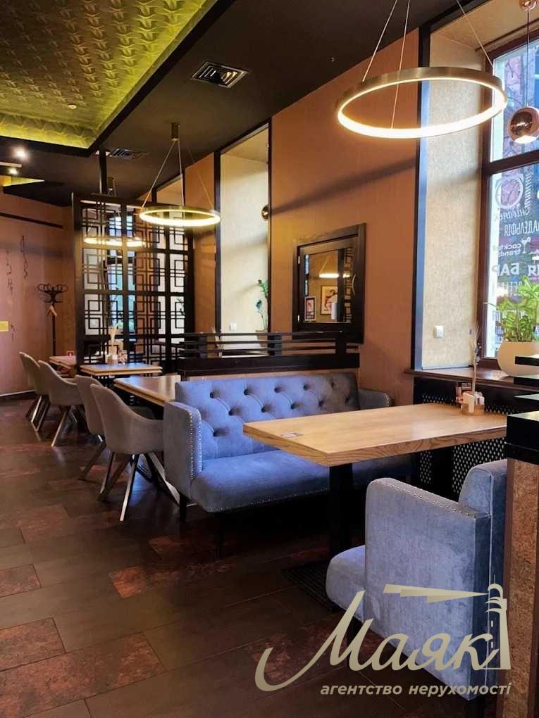 Rental of a storefront space for a restaurant (300 m²) near the Golden Gate, Downtown