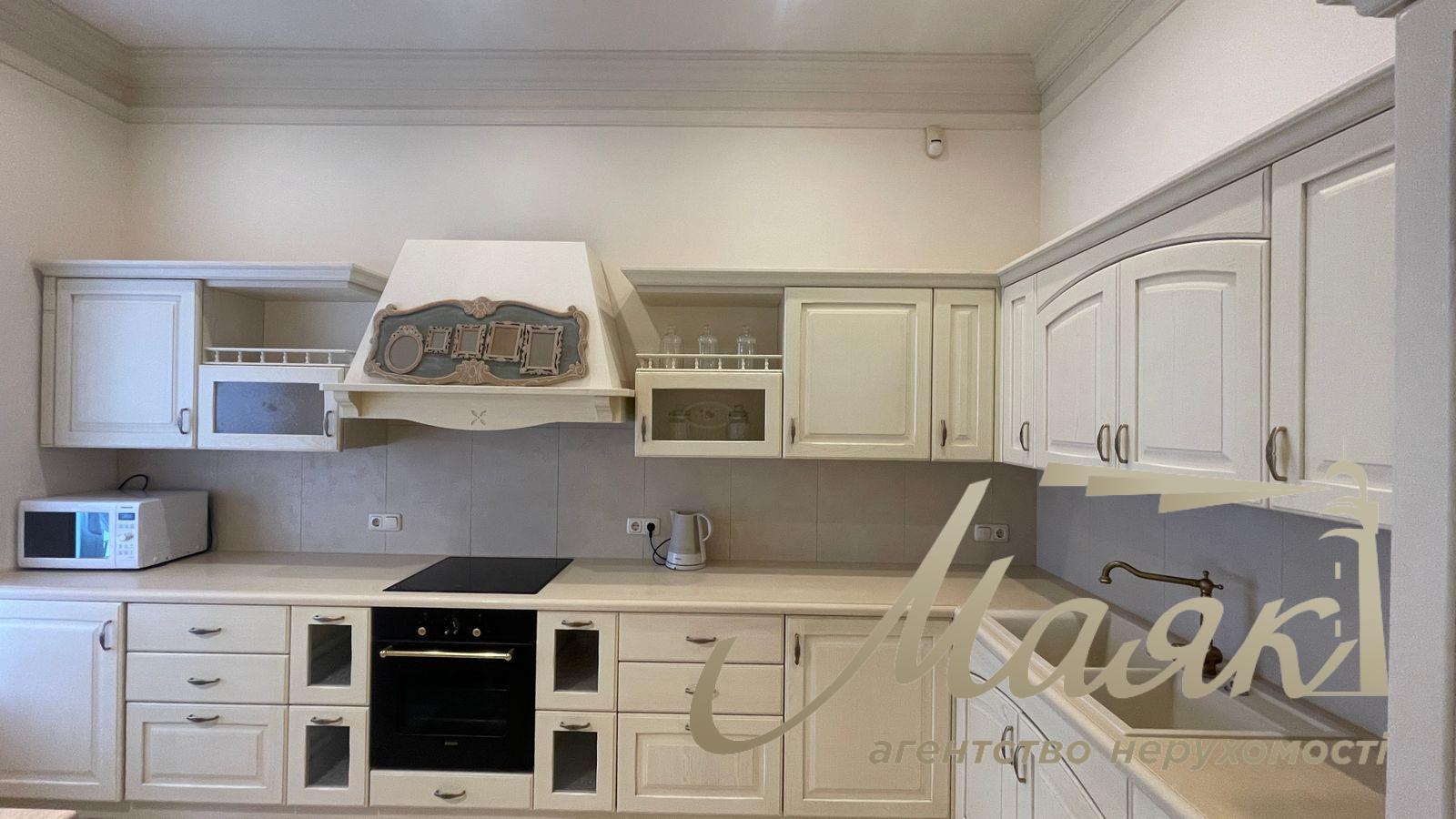 Rent of a 5-room apartment on Yaroslavov Vall 21, Center.