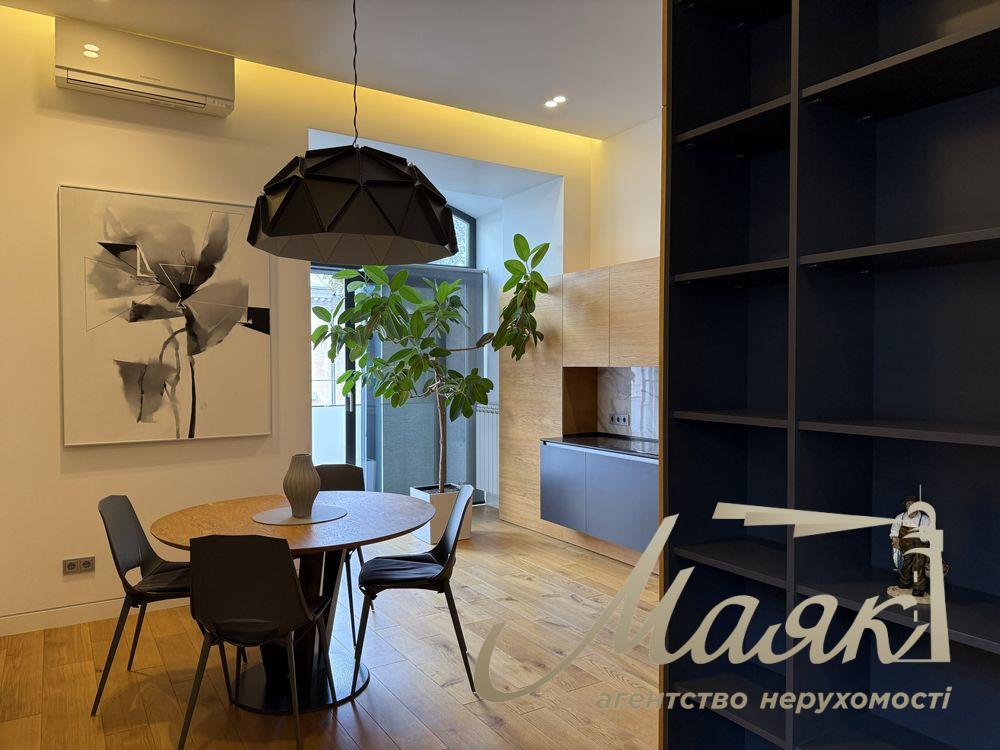 For sale premium apartment 75m2 in the very center of Kiev - Lutheranskaya Street, 7/10 (next to the Arch and Khreshchatyk).