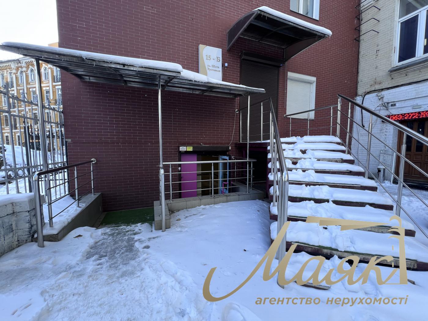 Оренда фасадного приміщення 156м2, Шота Руставелі 15.