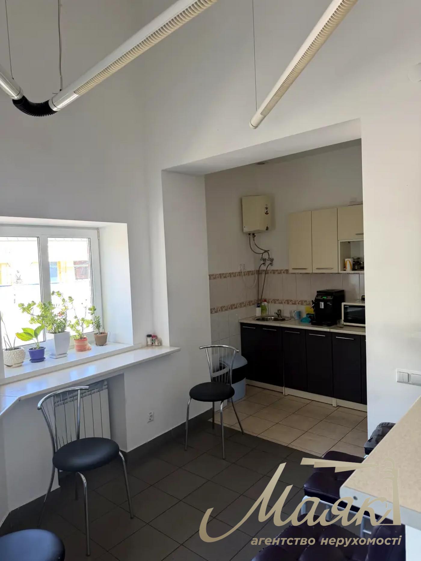 Оренда офісу площею 240 м² у бізнес-центрі «Панорама Поділ», вул. Ігоревська