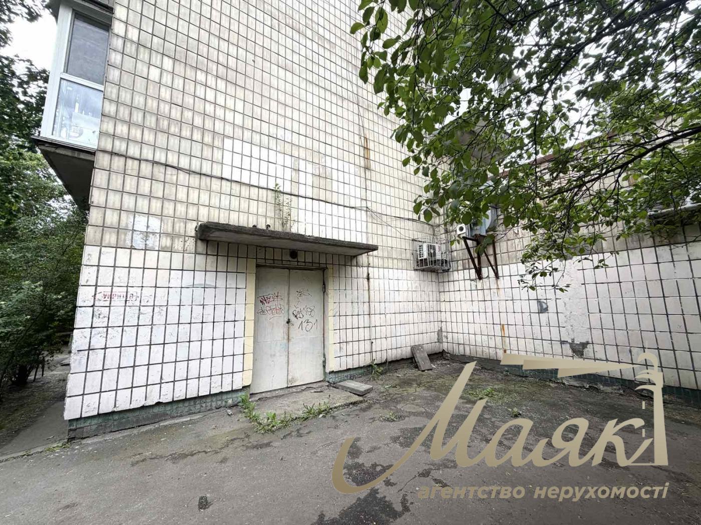 Оренда фасадного комерційного приміщення (106 м² + 70 м² цоколь), Русанівська набережна, 8