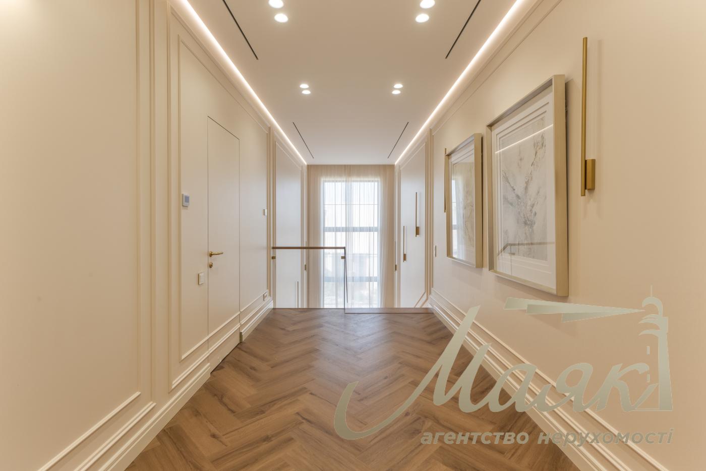 Продаж будинку площею 450 м² з басейном та гостьовим будинком у житловому комплексі «Хутір Ясний», Лесники