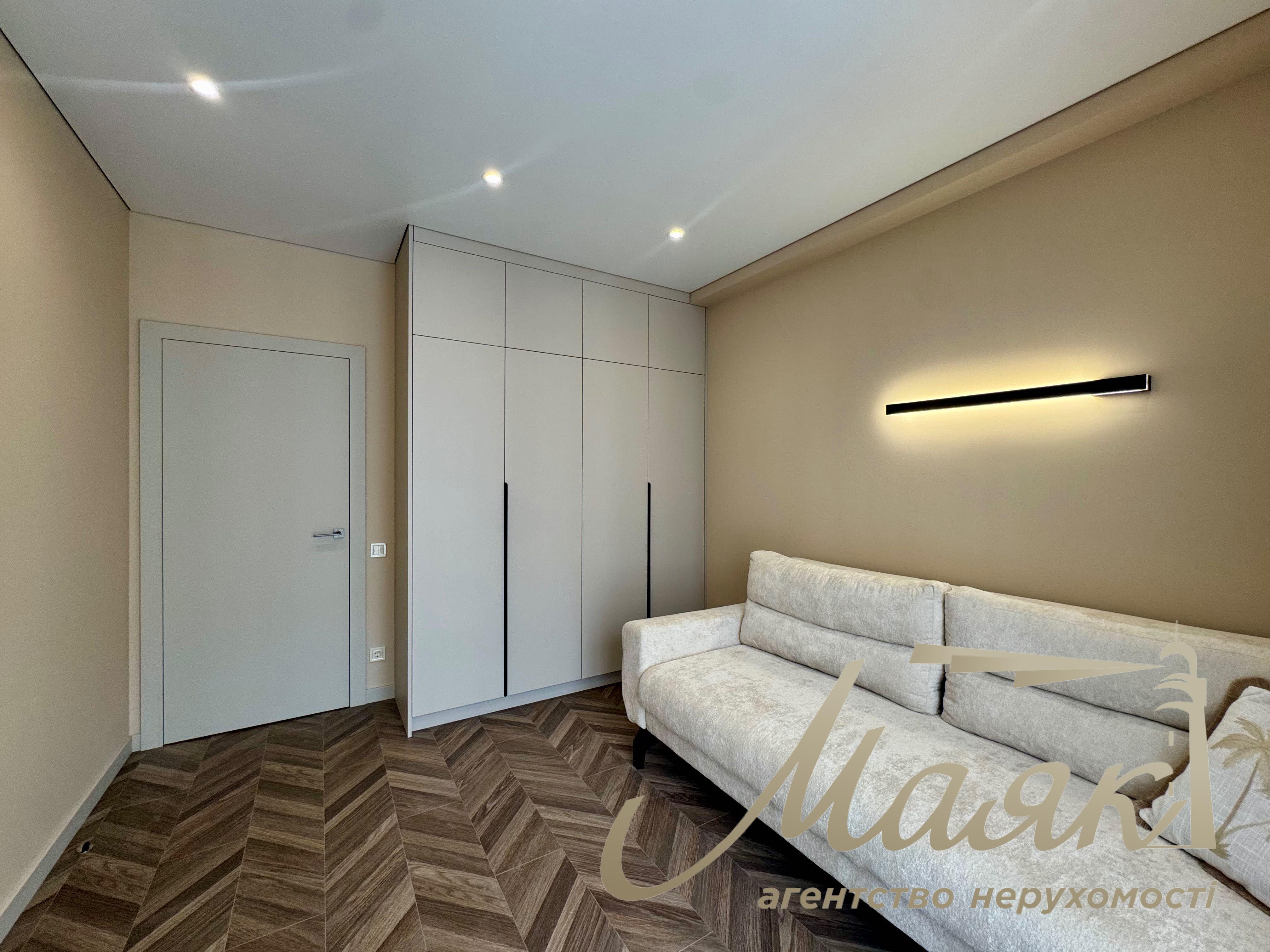Modern 3-room apartment with designer renovations for sale in the “New England” residential complex, Holosiivskyi District