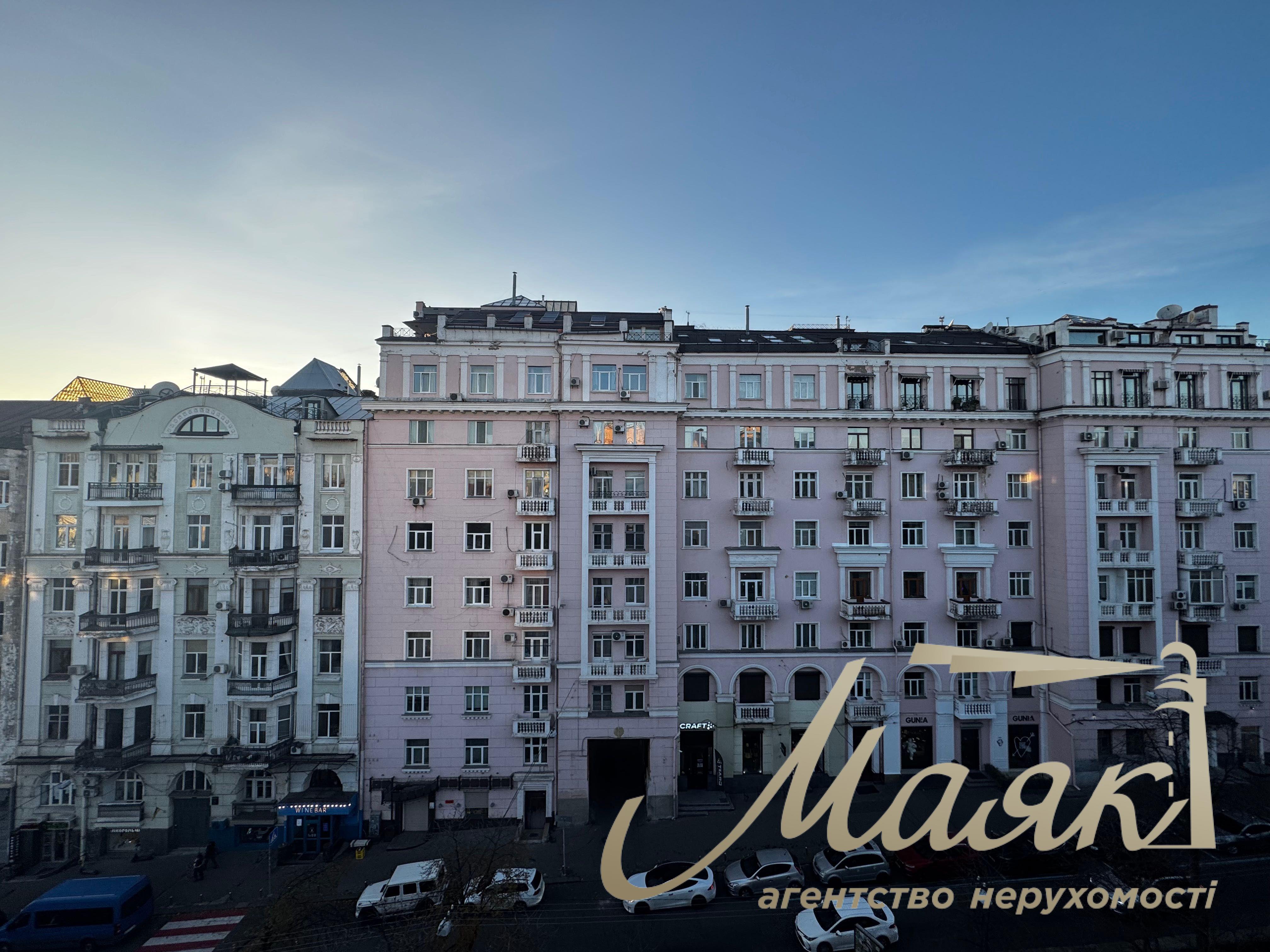 For sale 3-bedroom apartment, 137 m², Antonovicha str. 3A, the center of Kiev