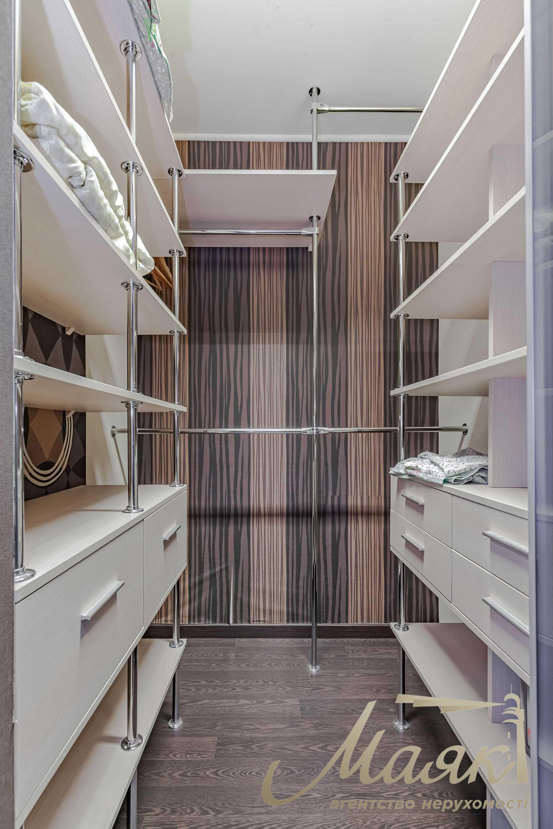 3-room apartment for rent at 27/78 Pankovskaya St., Downtown.