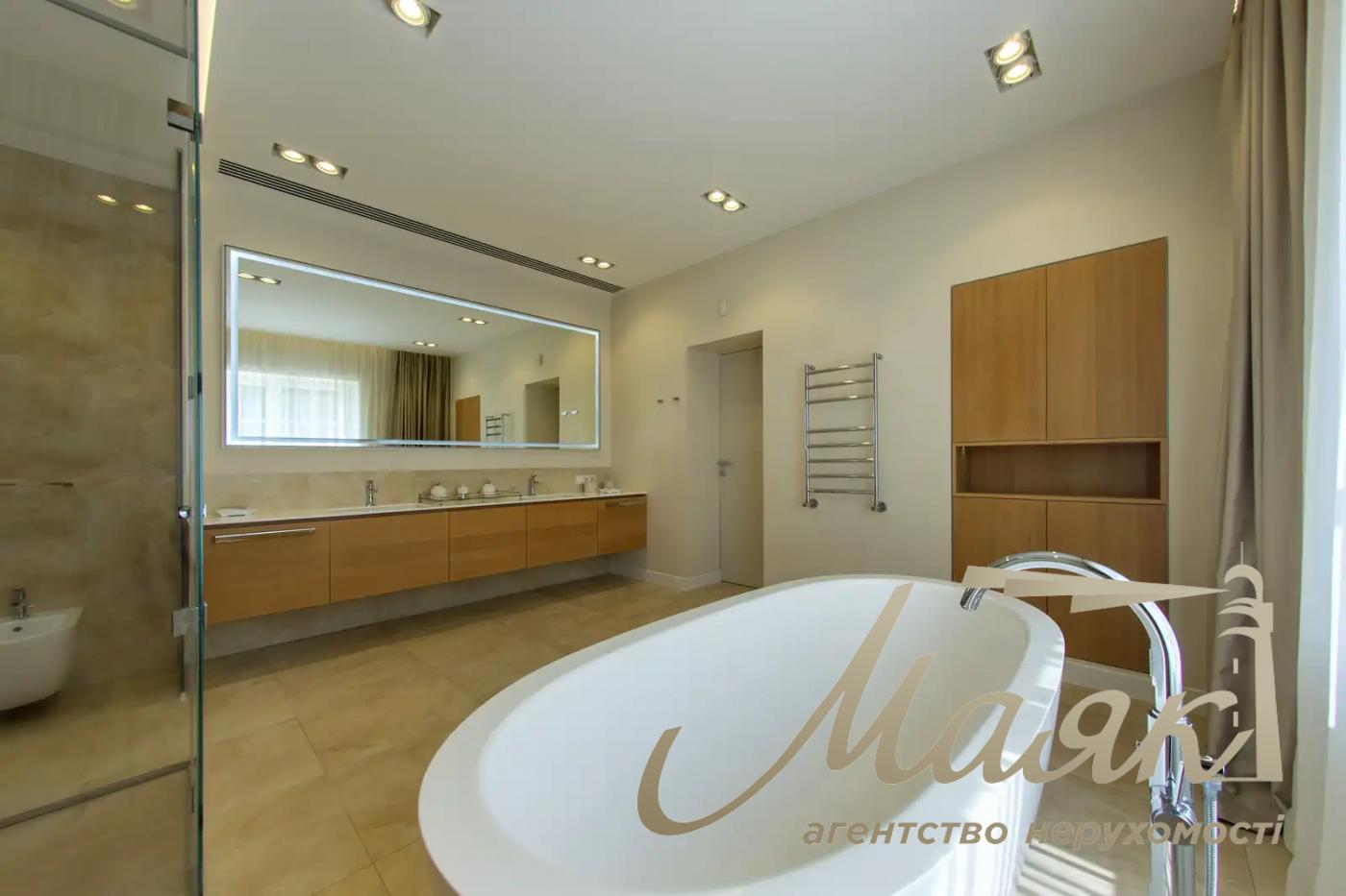 Оренда 3-поверхового будинку площею 570 м², Плюти