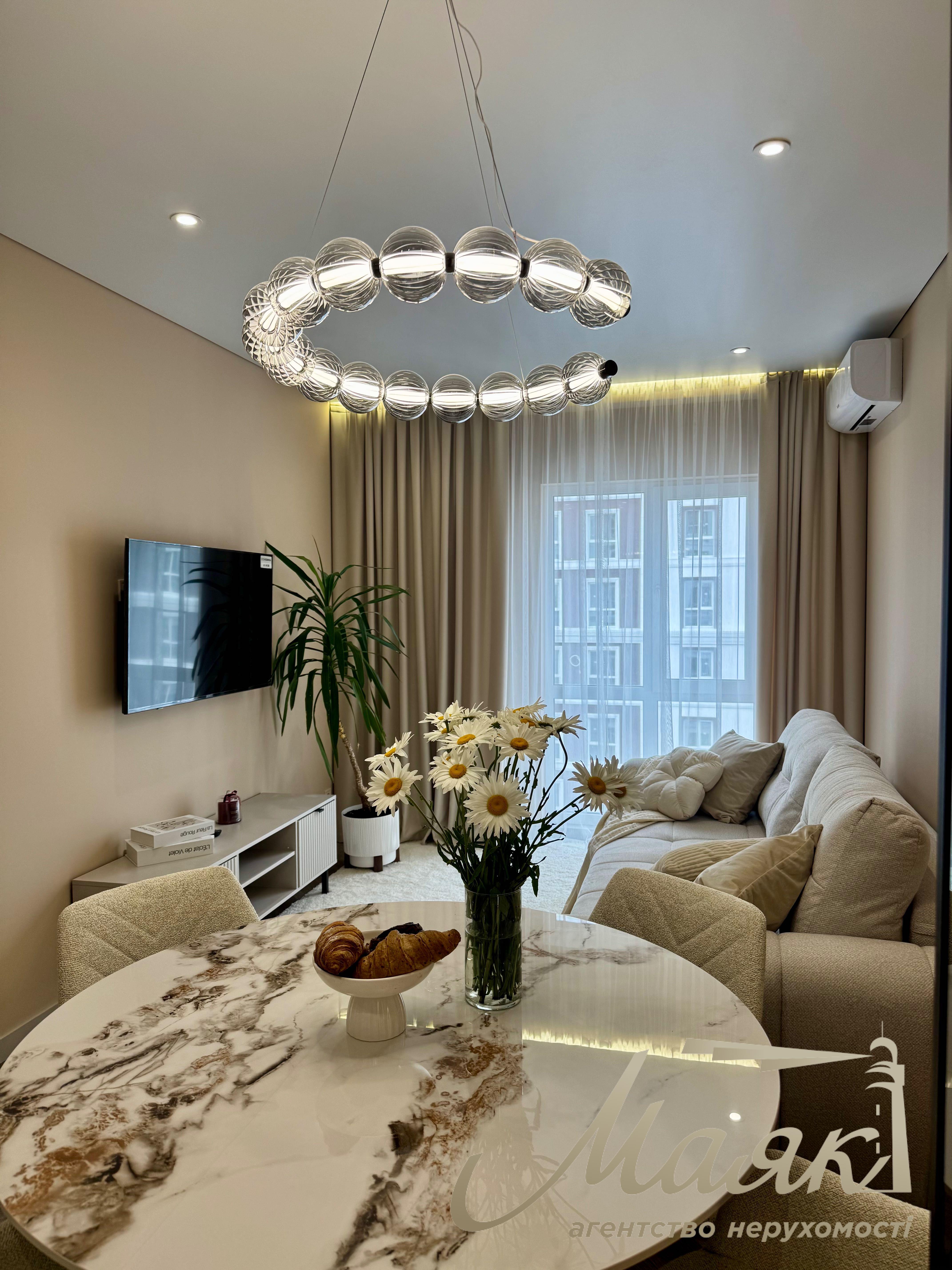Modern 3-room apartment with designer renovations for sale in the “New England” residential complex, Holosiivskyi District