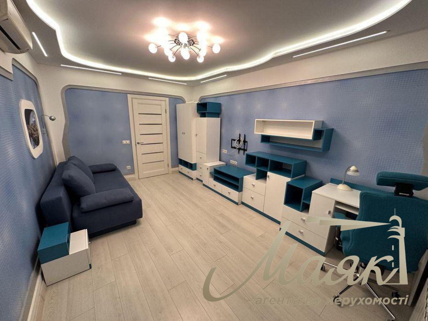 Оренда 4-кімнатної квартири, 77м2, стм. Університет, Центр, Київ